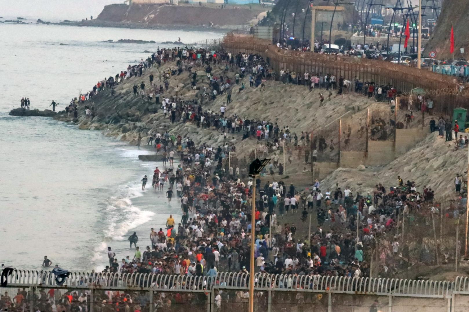 Multitud de personas concentrada en la parte marroquí de la playa del Tarajal para intentar acceder a Ceuta