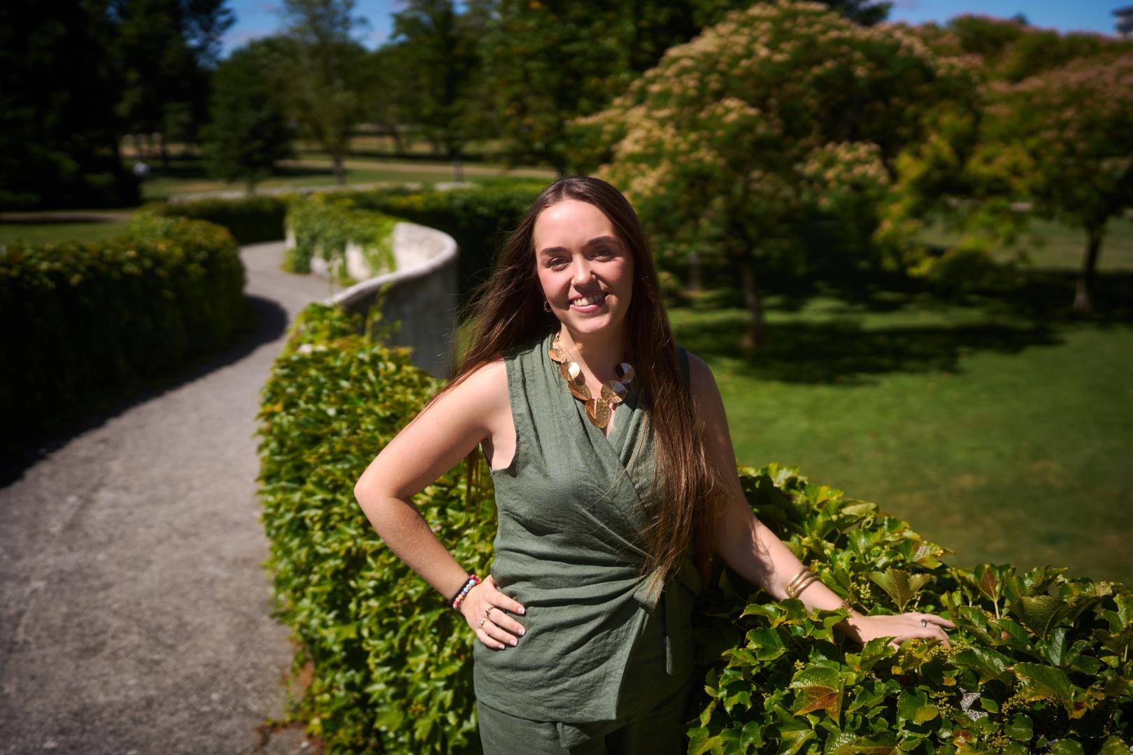La escritora Cristina Ceballos Medina, maestra en el CPEIP Nuestra Señora del Patrocinio (Milagro), retratada en el parque de Yamaguchi