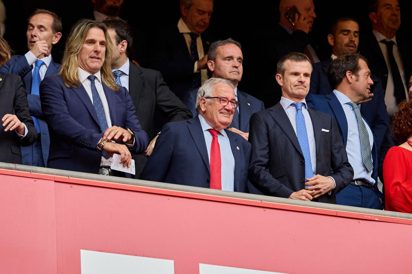 Los presidentes Osasuna y Athletic, Luis Sabalza y Jon Uriarte, en el palco de San Mamés en un partido del curso pasado