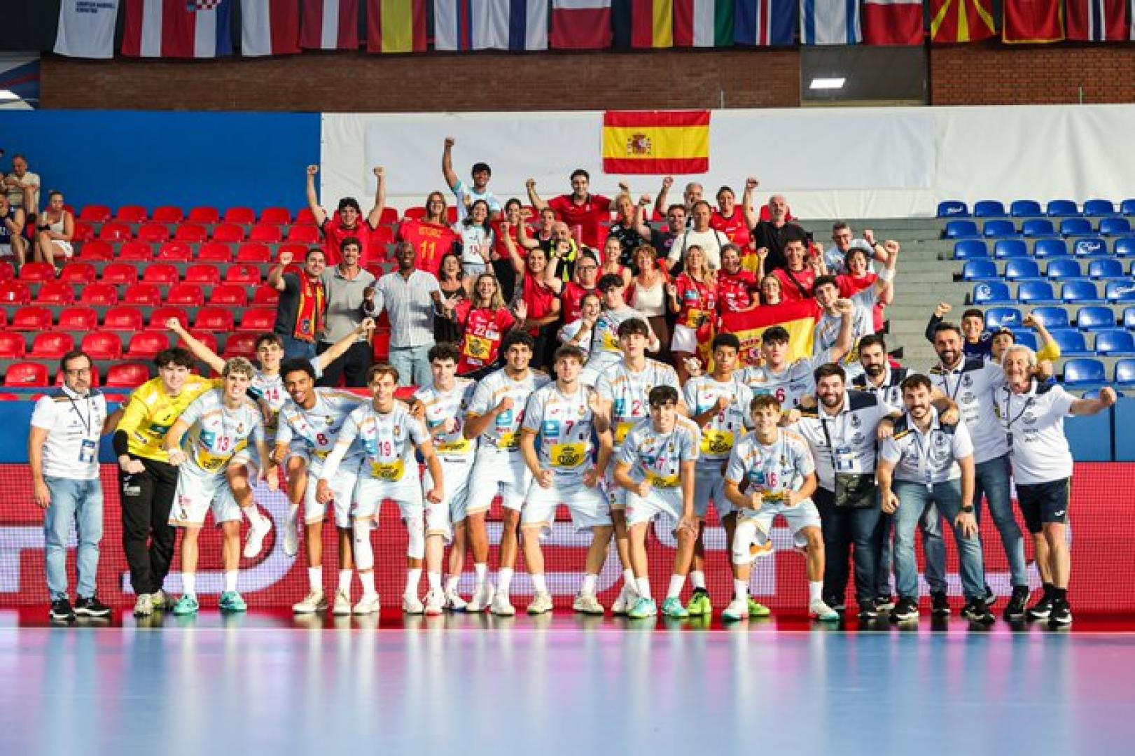 Los Hispanos juveniles, posando con los aficionados tras una de las victorias en el Europeo de la categoría que se está disputando en Serbia