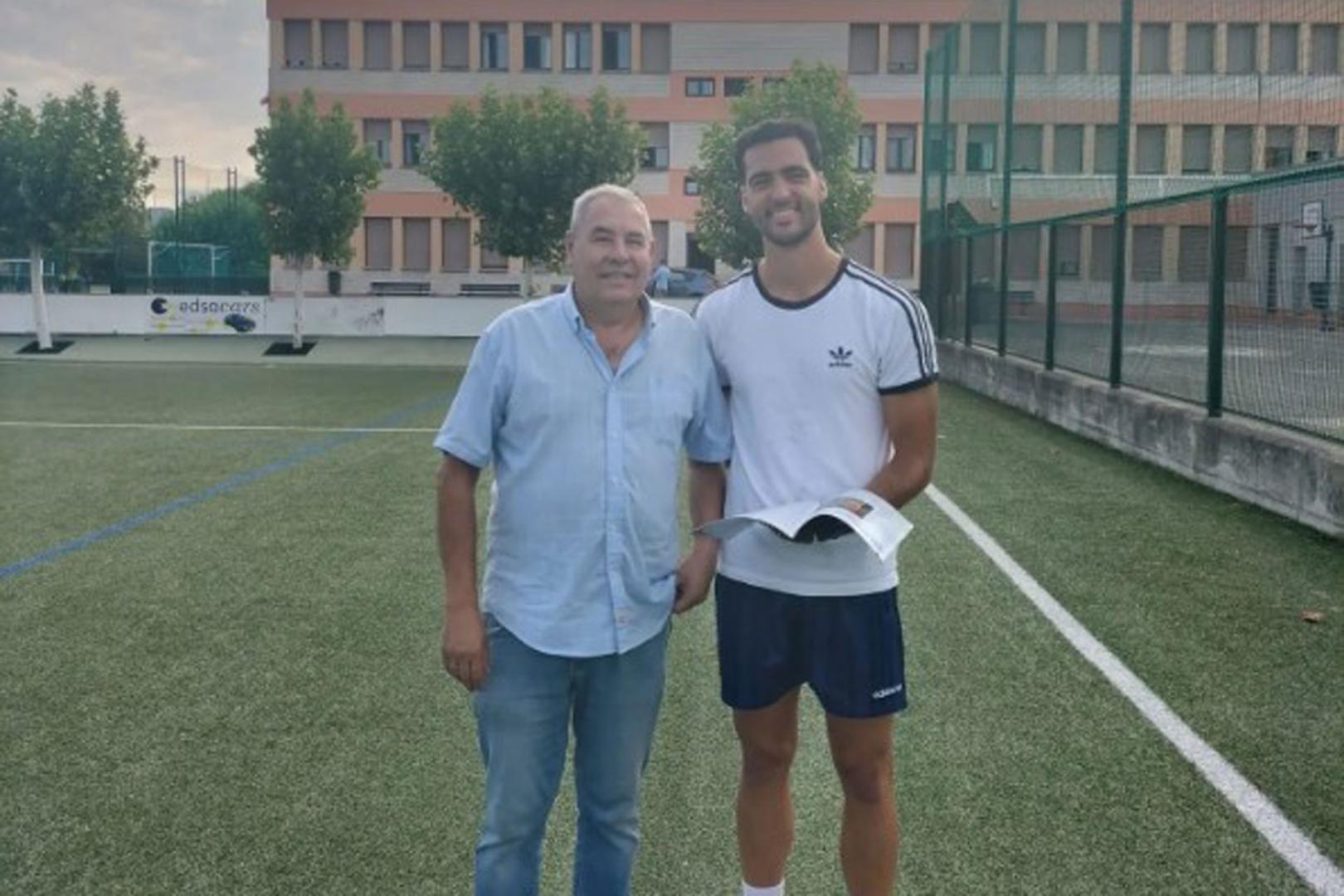Mikel Merino junto Paniagua en el campo del CD Amigó