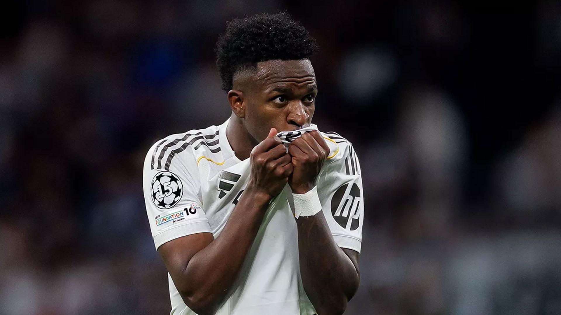 Vinicius besa la camiseta del Real Madrid