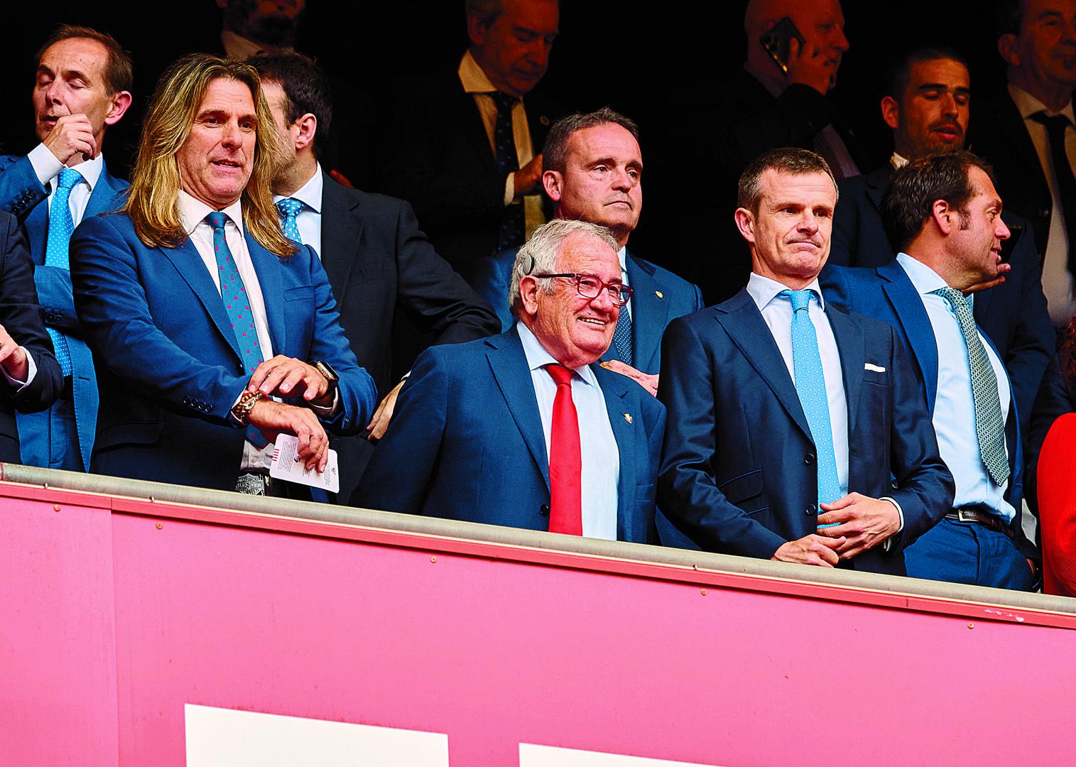 Los presidentes Luis Sabalza (Osasuna) y Jon Uriarte (Athletic), en el palco de San Mamés