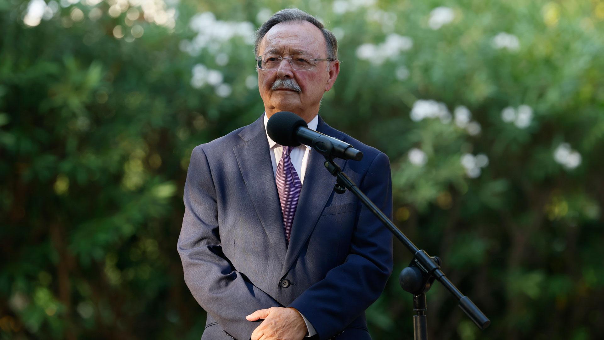 El presidente de Ceuta, Juan Jesús Vivas, ofrece declaraciones tras su reunión con el rey Felipe VI este jueves en el Palacio de Marivent en Palma