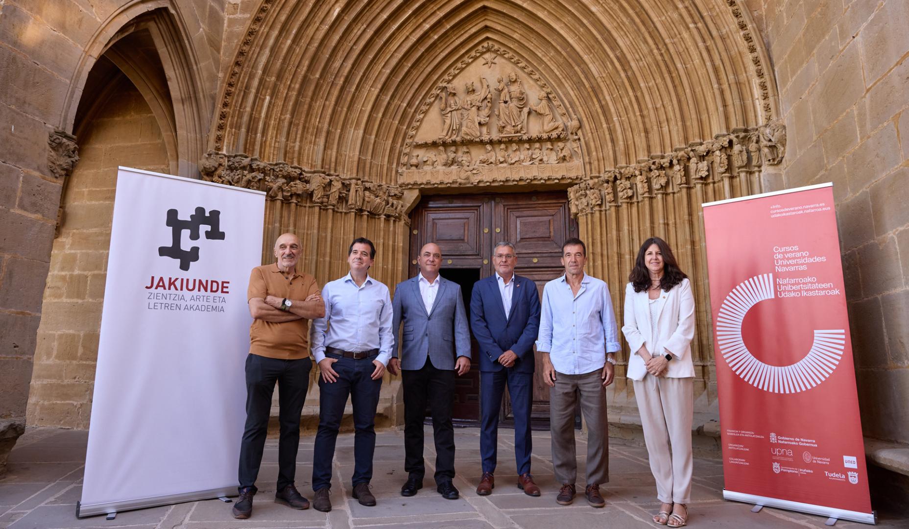 Humberto Bustince, Mikel Irujo, Rubén Sánchez, Juan Luis García y Begoña Pérez, en Ujué, durante la apertura del curso de verano de la UPNA 'Eclipsadas y eclipsados'