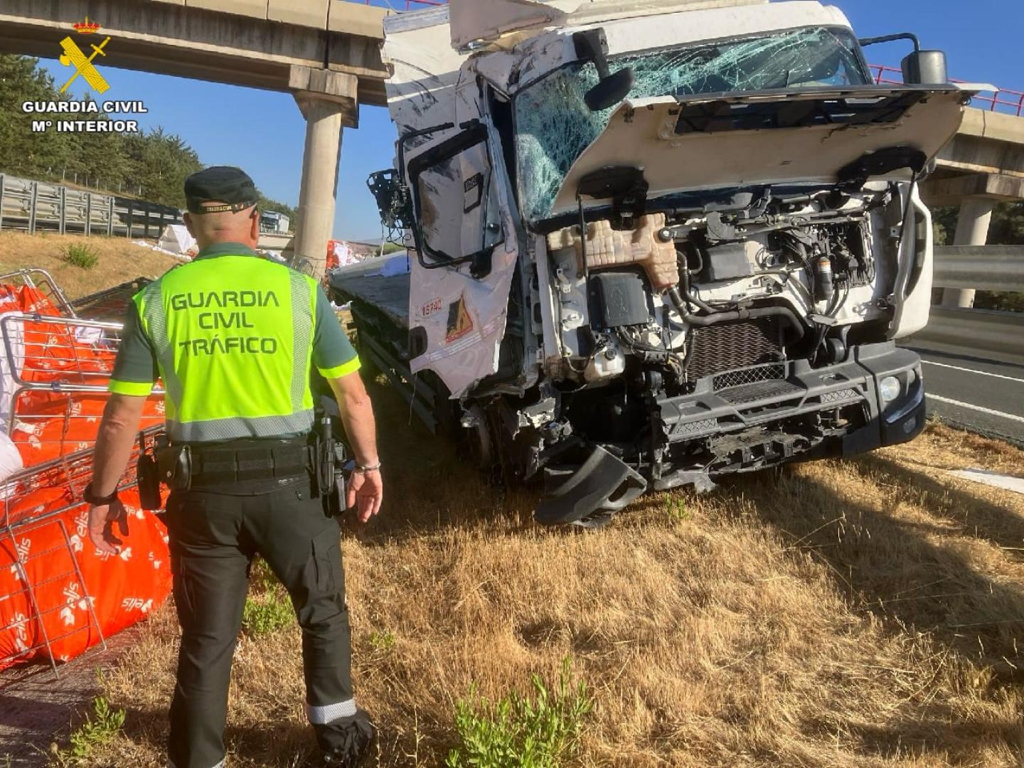 Camión accidentado en la AP-15