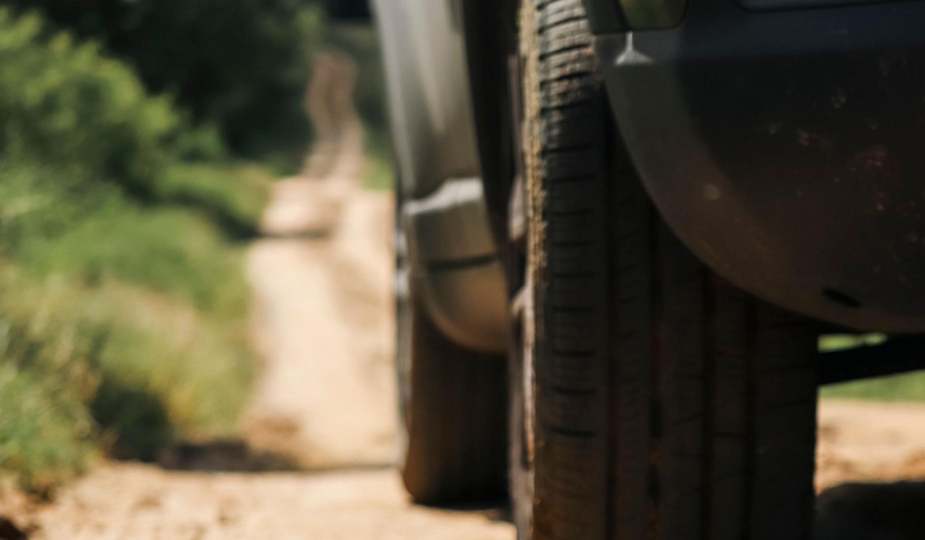 Un vehículo circula por un camino rural