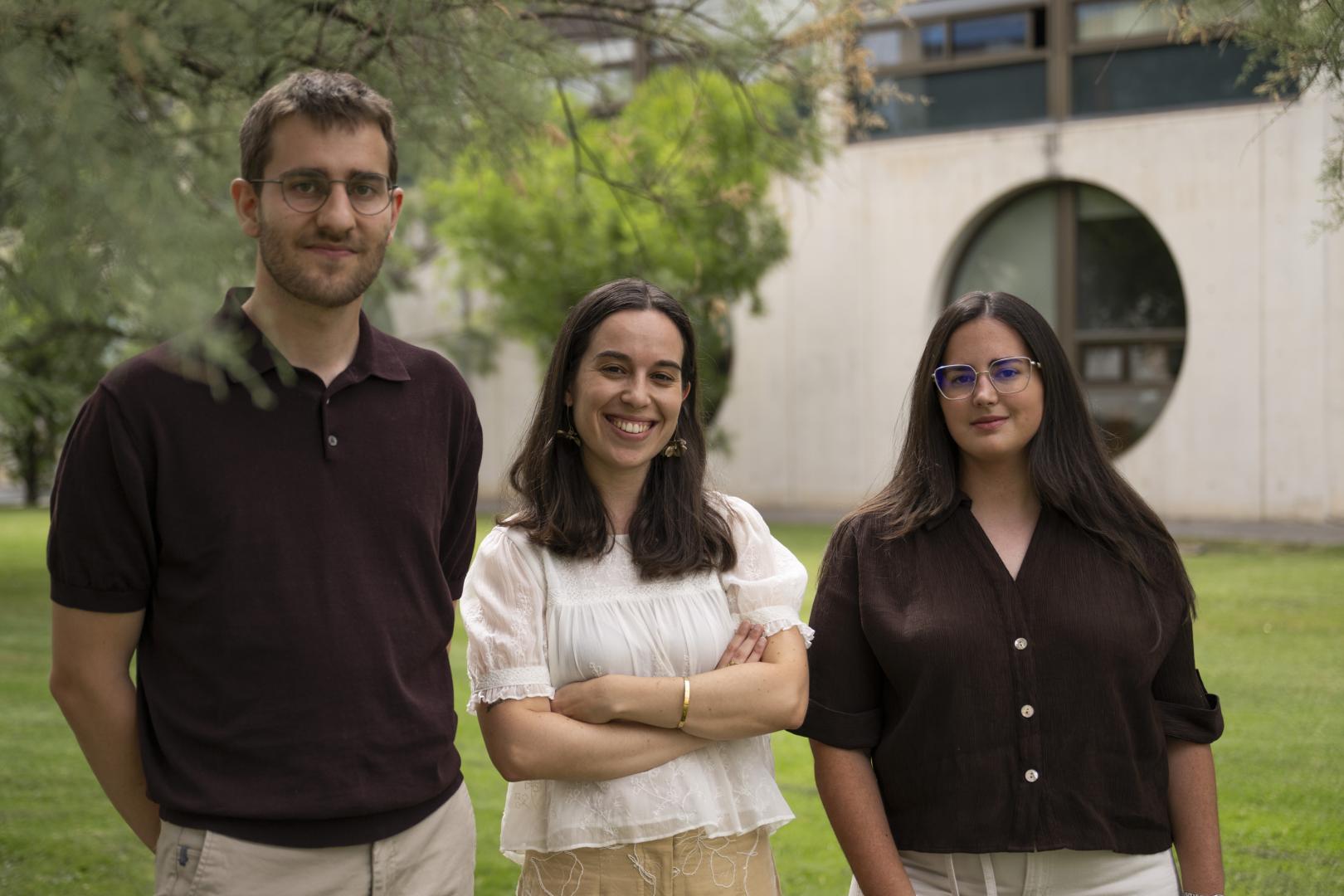 Aitor Ezker, Paula Corella y Anaraida García Baigorri, en el campus de Pamplona (sede Arrosadia) de la UPNA
