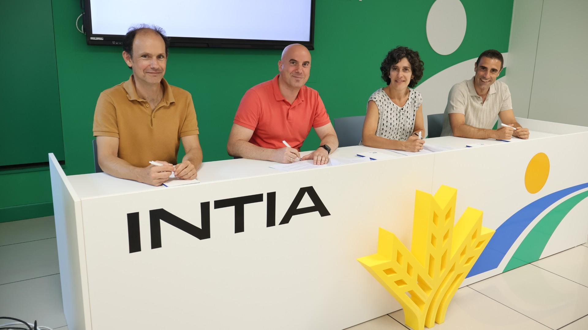 Momento de la firma de renovación del convenio entre Acción Social de Caja Rural e Intia