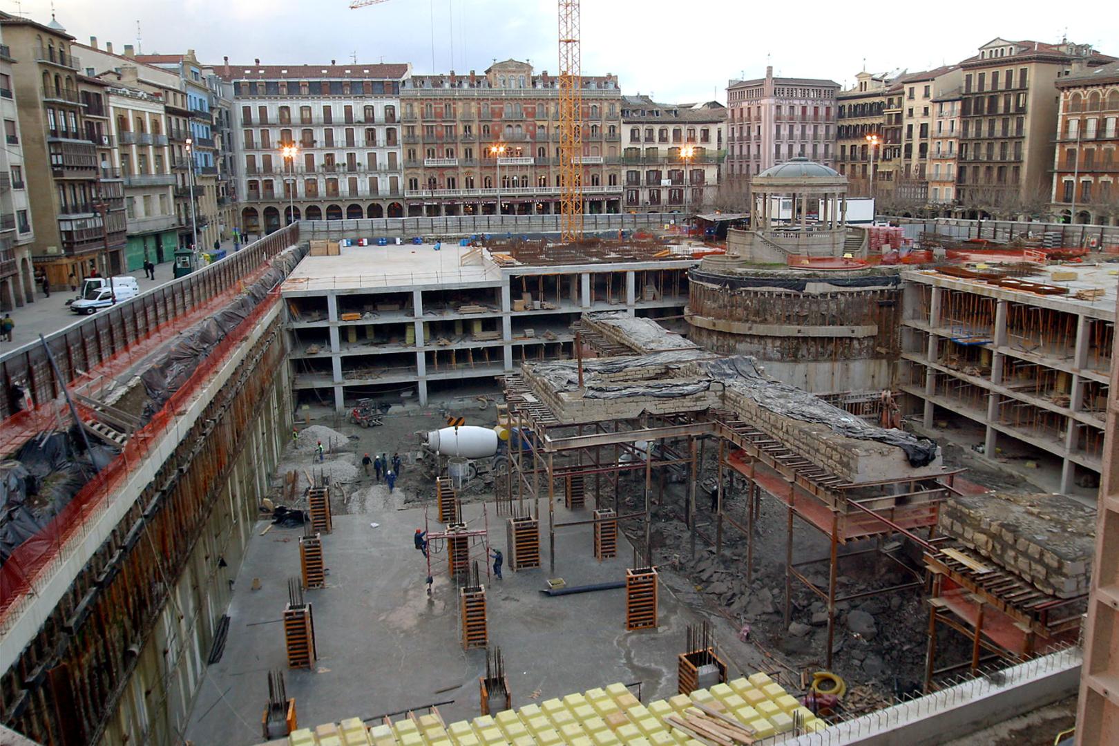 Sección del parking de la plaza en febrero de 2003 con las cuatro plantas subterráneas. En diagonal, desde la derecha, el lienzo de muralla del castillo de Santiago que se integró en el proyecto