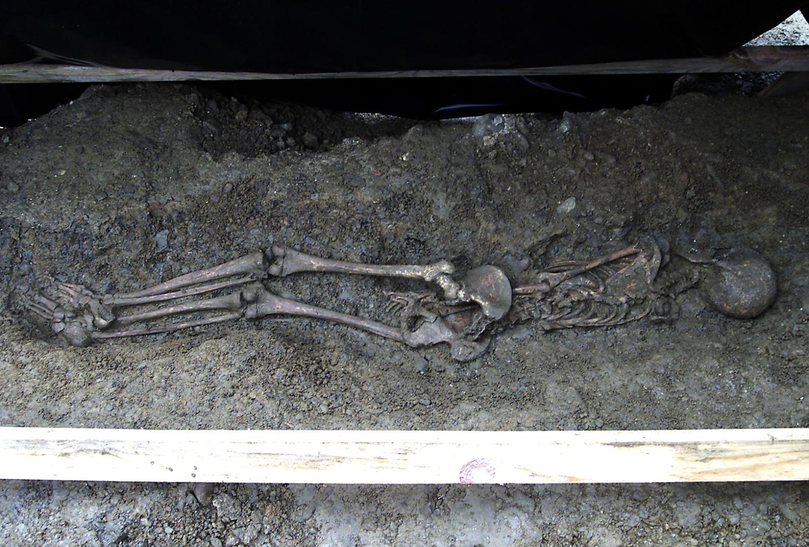 Restos humanos de la necrópolis musulmana hallados bajo el suelo de la plaza