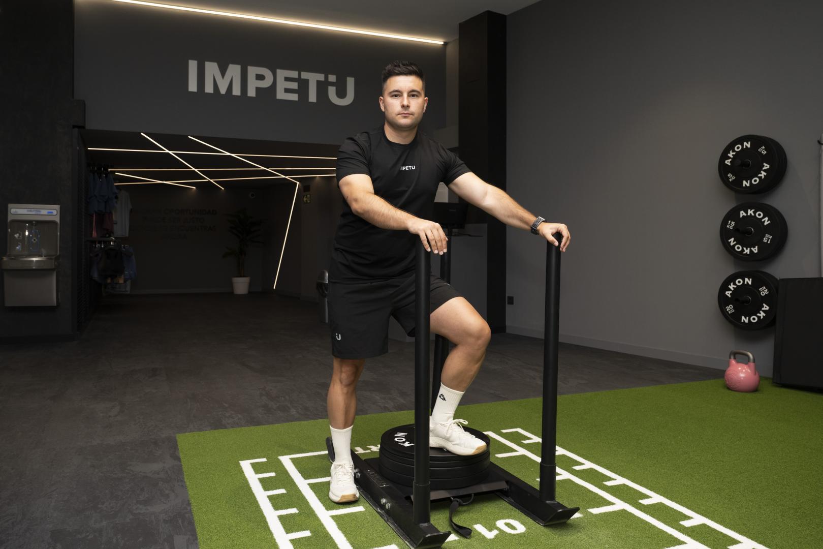 Ioritz Sanz López en su nuevo local de entrenamiento en la calle Zolina