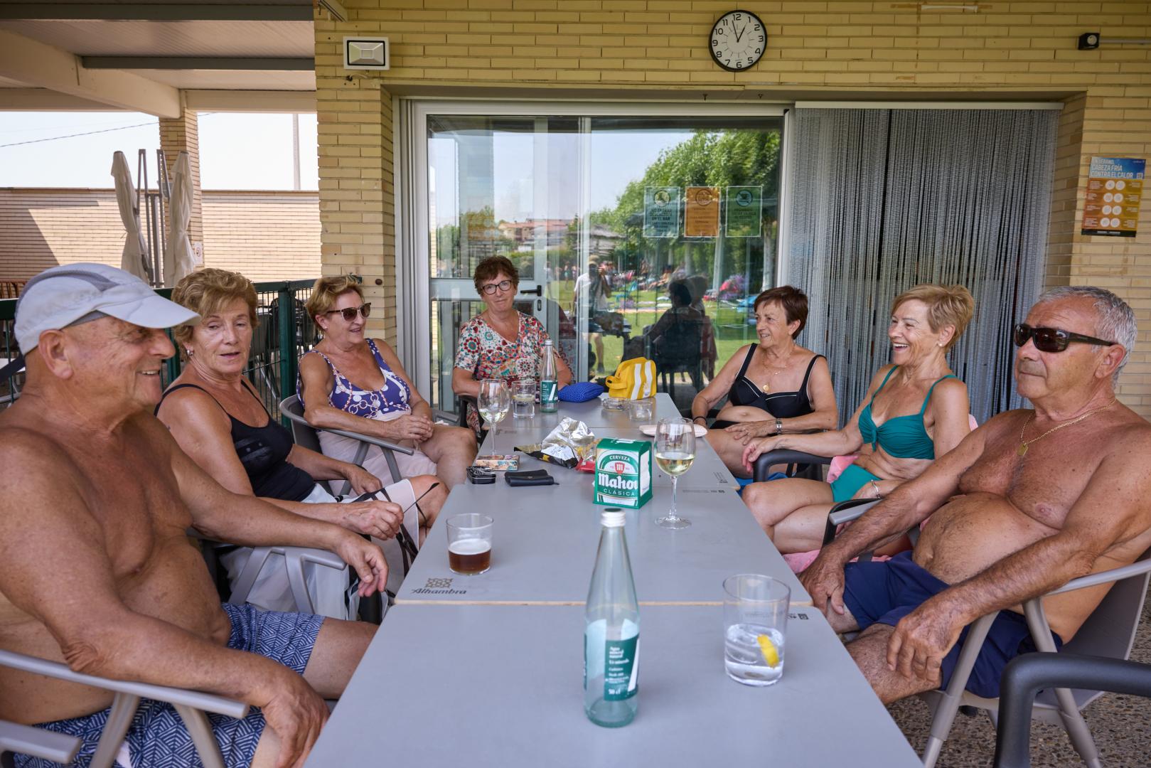 De izq. a dcha.: Gaspar Osés, Pilar Yoldi, María José González, Juana Iturbide, Cristina Artaso, Floren Fernández y Ángel Arizala disfrutan del vermú en la piscina.