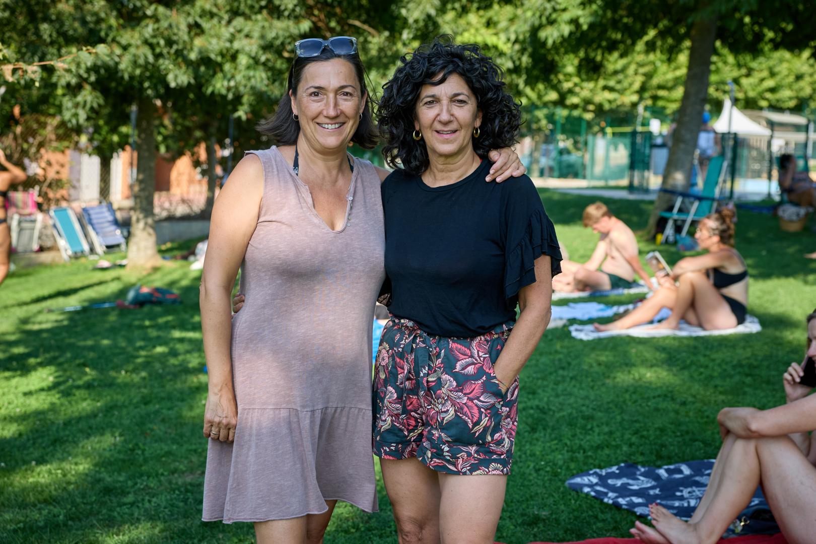 Amaia Satrústegui (izquierda) y Sandra Goldáraz (derecha) posan para este periódico en su tarde de descanso en la piscina.