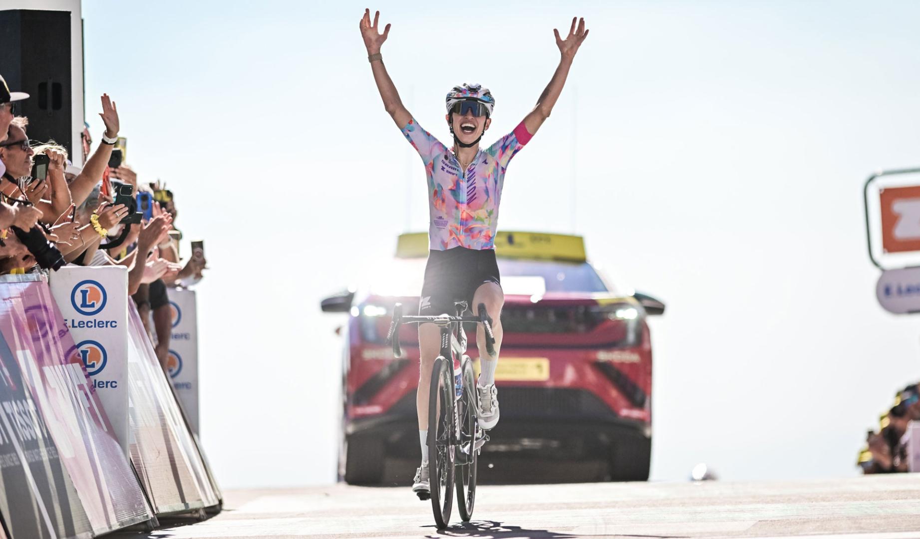La polaca Niewiadoma celebra su victoria en el Ventoux.