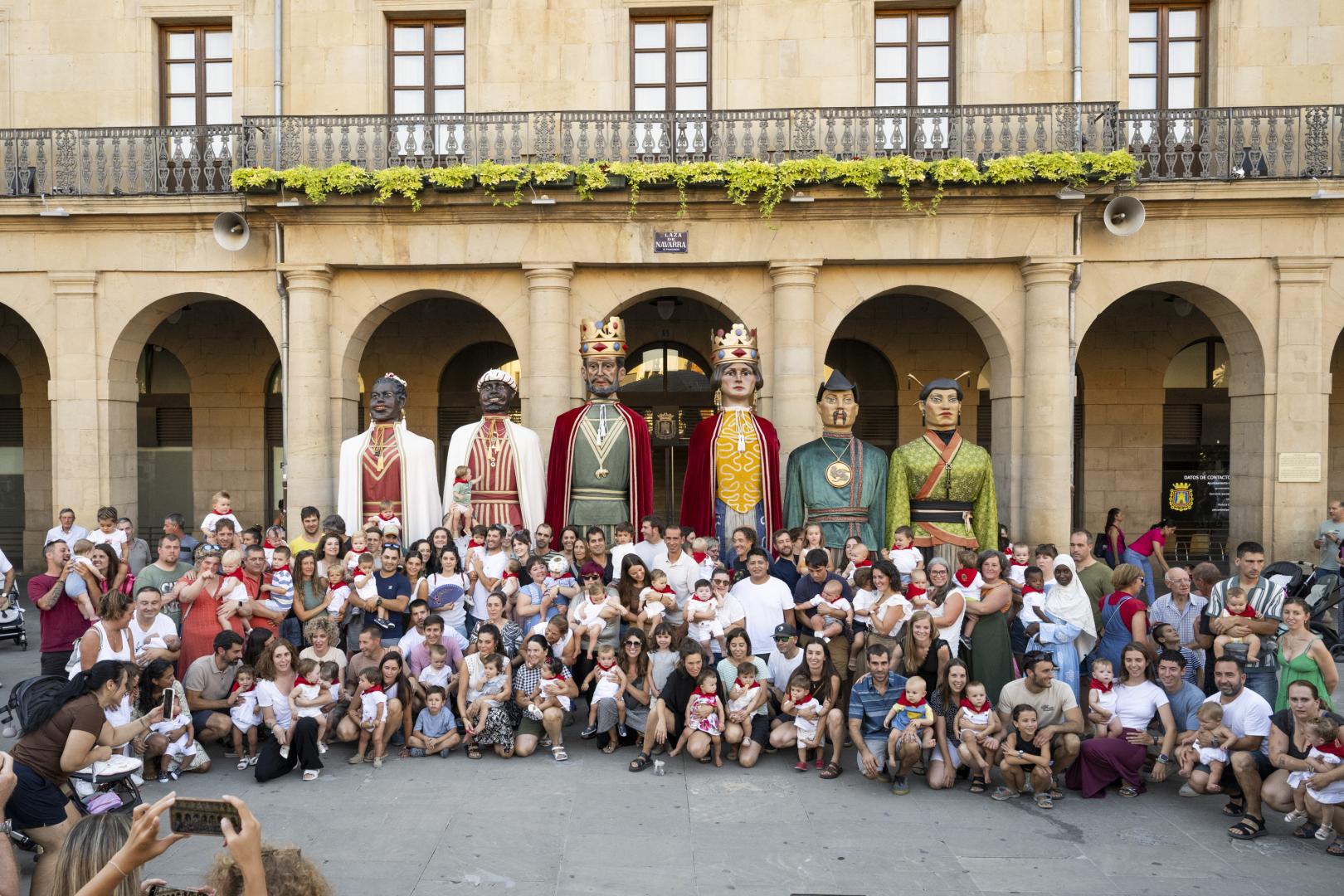 Foto de txikis y familia este 7 de agosto por la tarde en Tafalla.