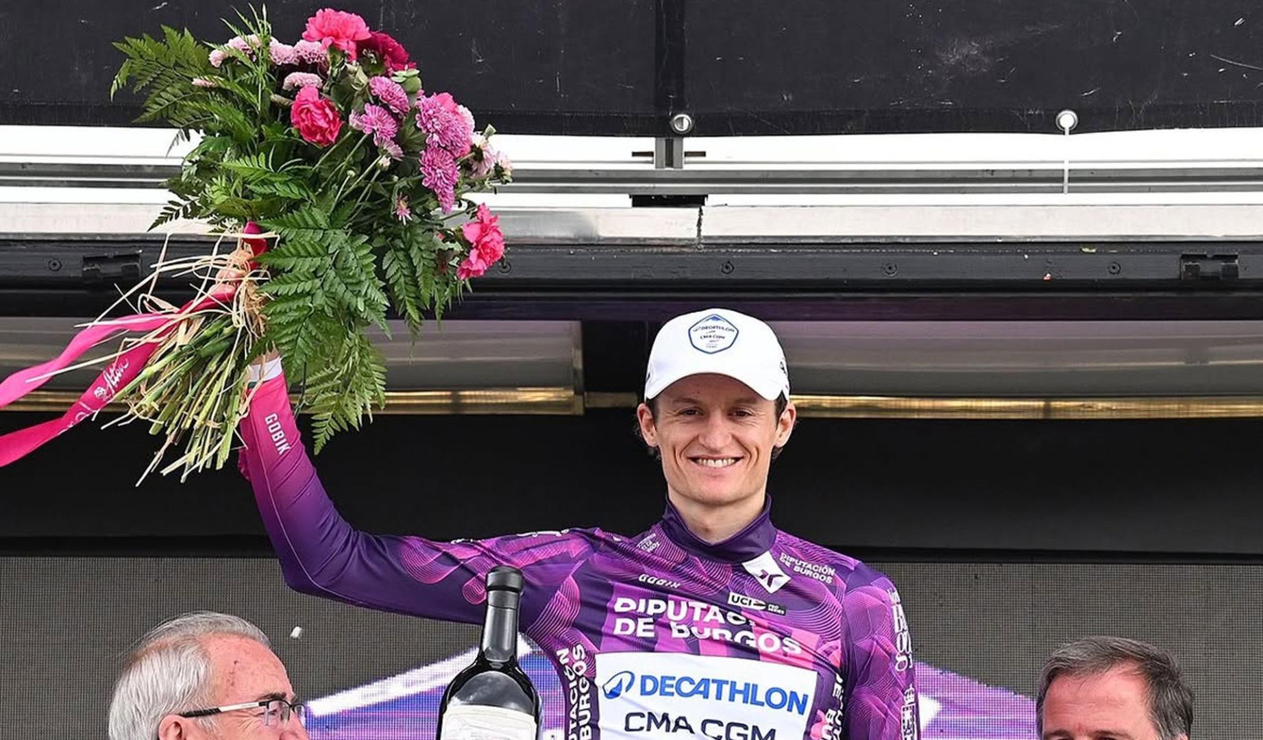 Félix Gall levanta el ramo de flores tras ser coronado como el ganador de la Vuelta a Burgos 2026.