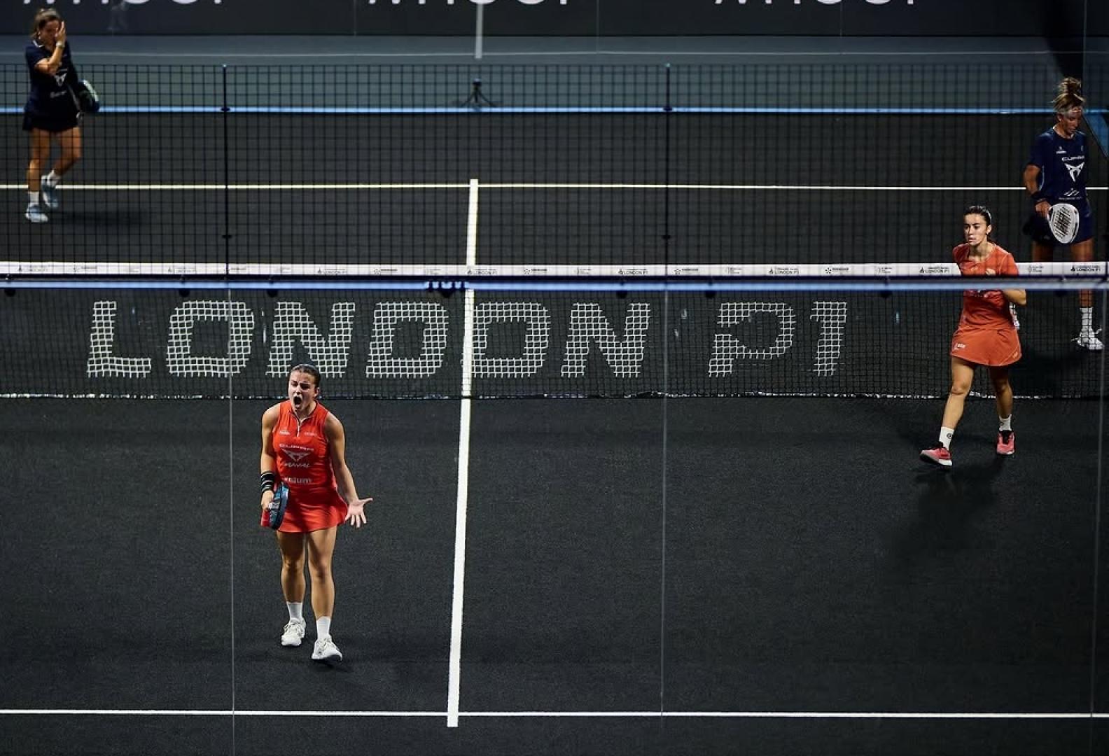Martina Calvo celebra con rabia uno de los tantos en el duelo de semifinales en Londres junto a su compañera Claudia Fernández