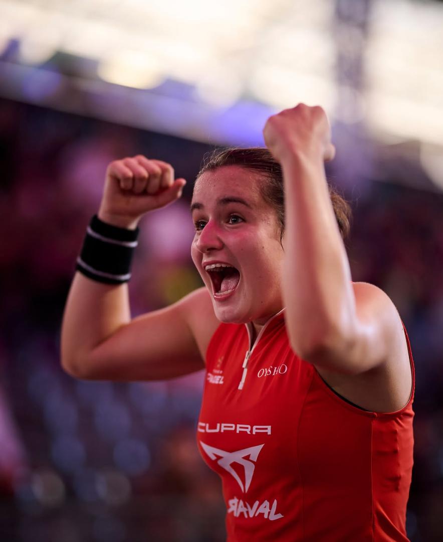 Gesto de felicidad de la pamplonesa Martina Calvo Santamaría, finalista de nuevo en un torneo profesional a sus 18 años