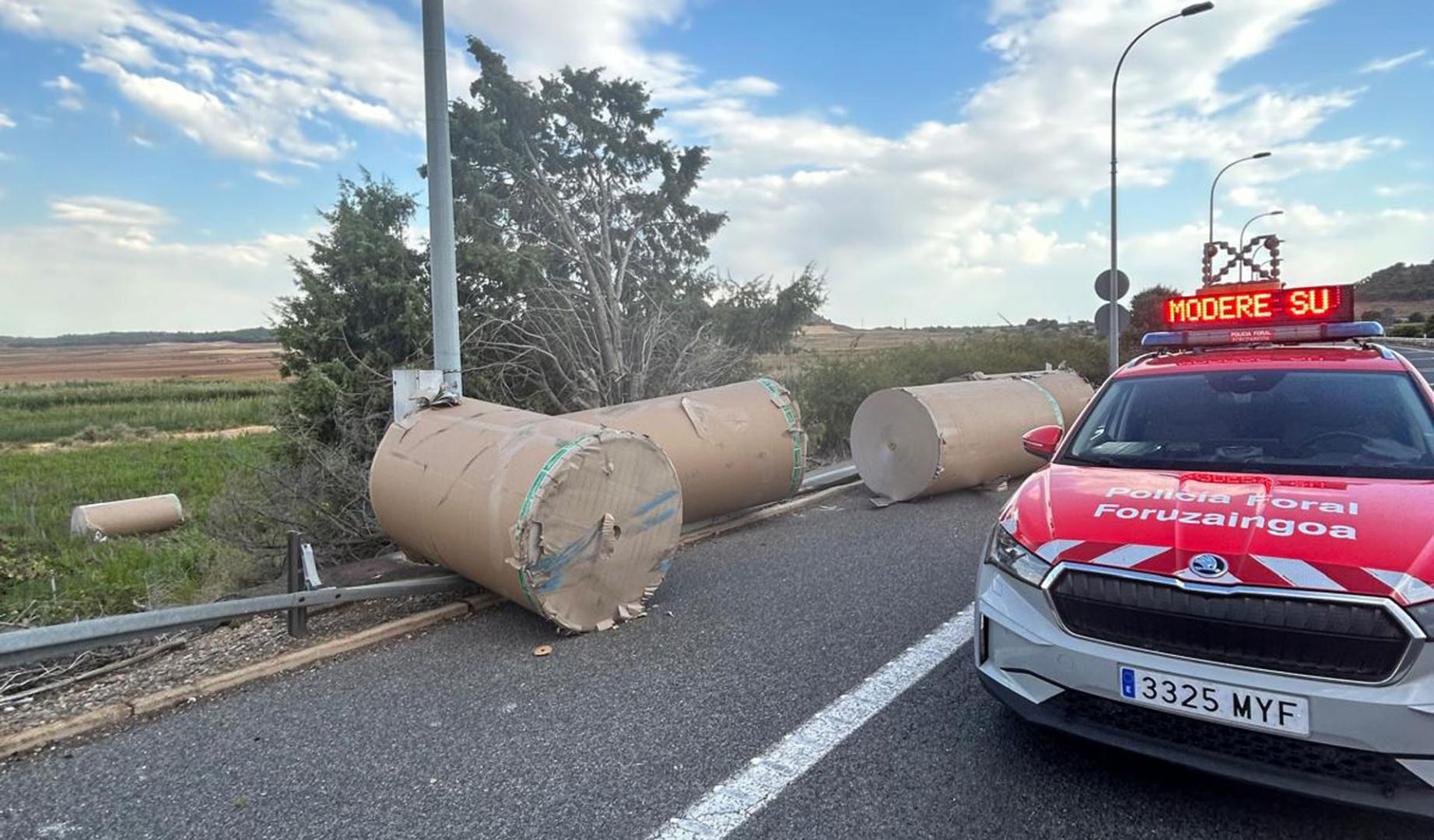 El desprendimiento ha involucrado a cinco bobinas de cartón de más de 3.000 kg cada una, las cuales han quedado sobre la calzada obstaculizando la circulación.