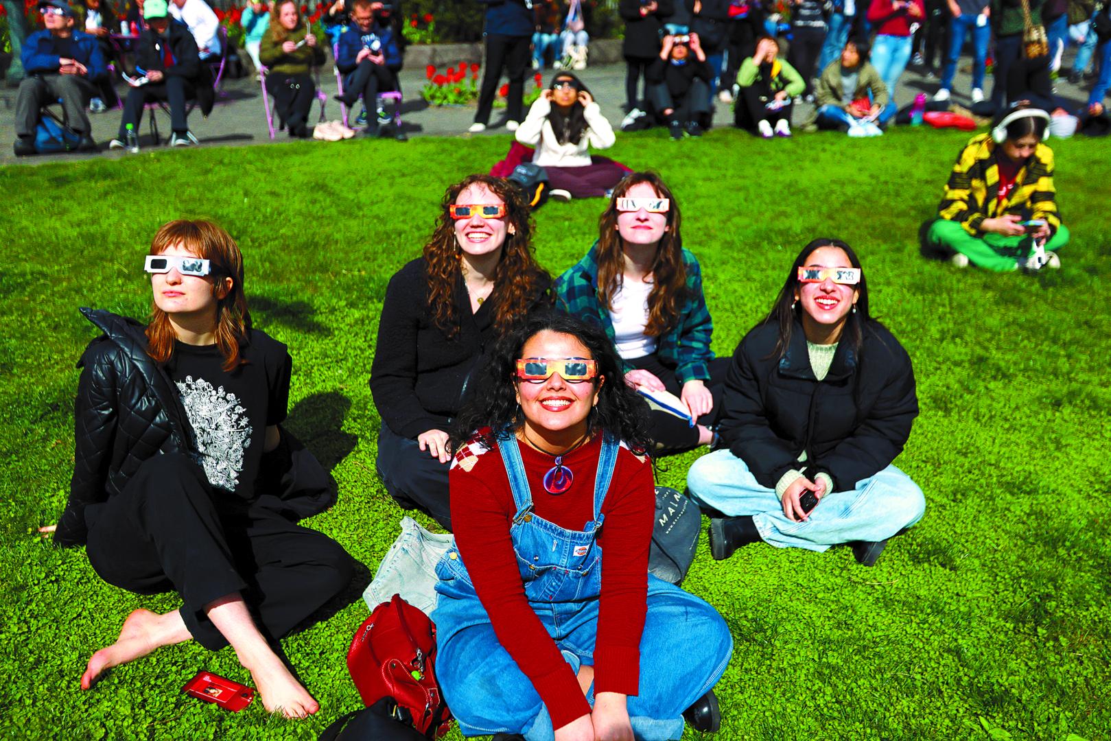 Personas en Nueva York mirando el eclipse de sol que tuvo lugar el 8 de abril de 2024
