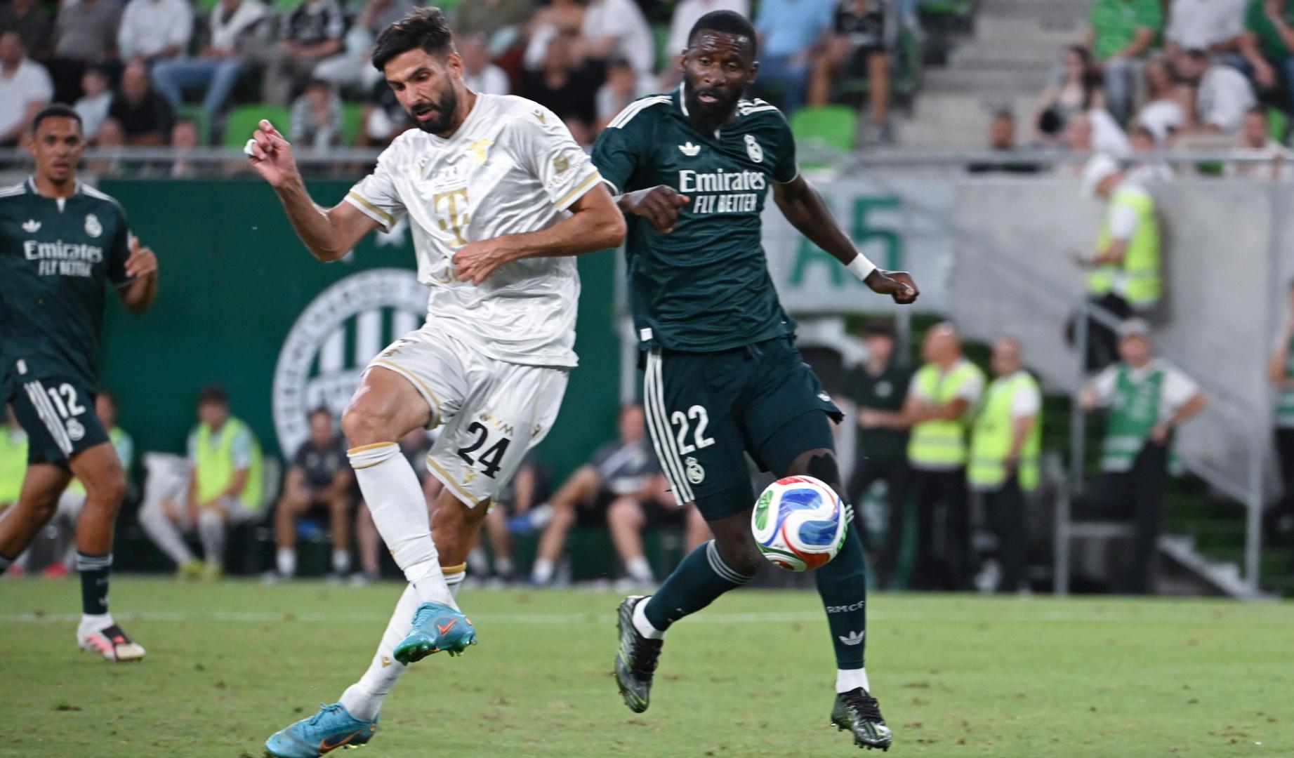 Kenan Kodro se desmarcó de Rüdiger para rematar de cerca en primera instancia