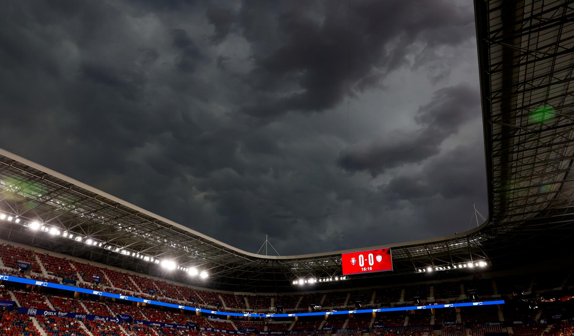 Cielo nublado durante el partido amistoso que Osasuna y Al Ain en el estadio de El Sadar