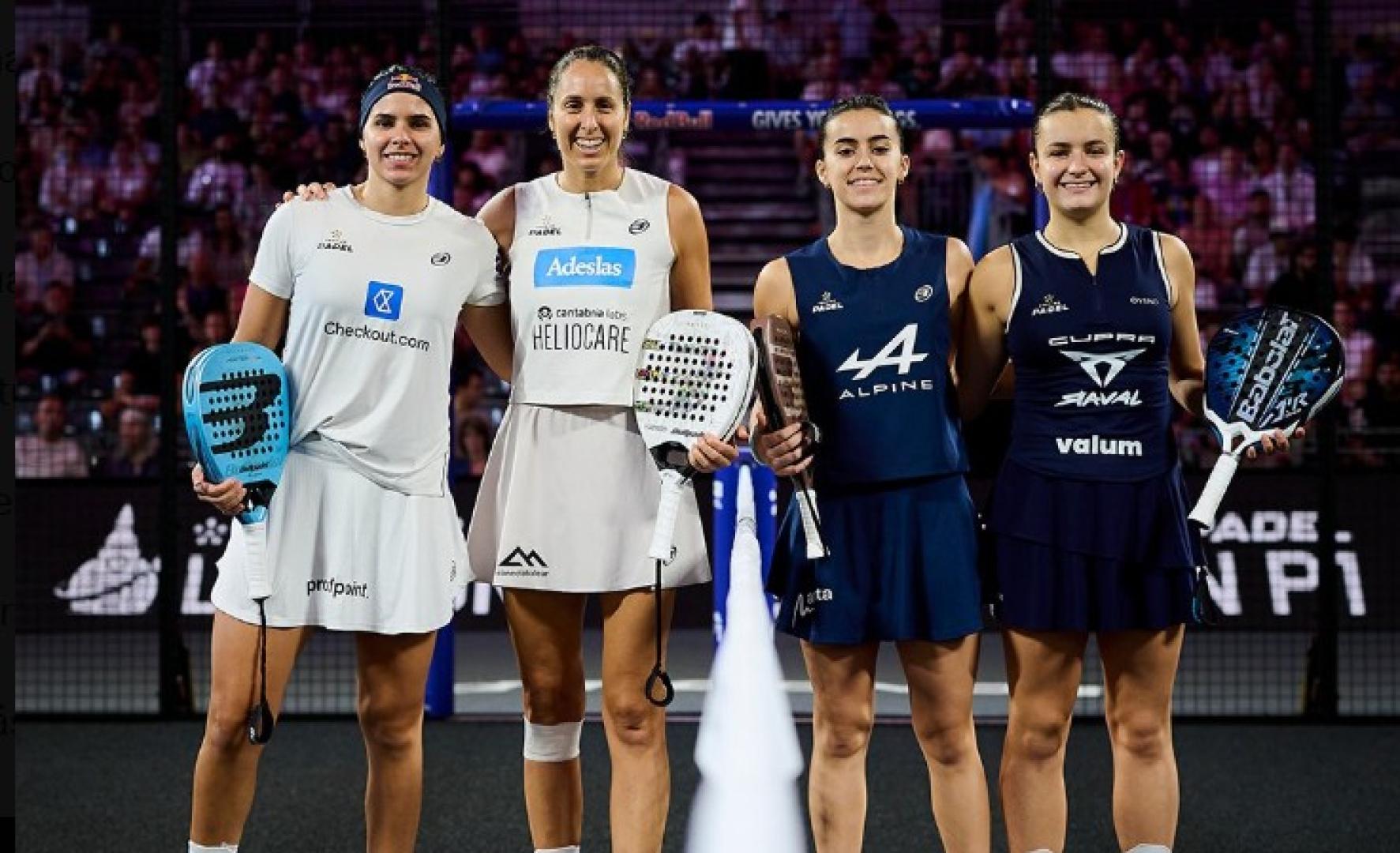 Delfi Brea, Gemma Triay, Claudia Fernández y Martina Calvo, en Londres antes de iniciar la final