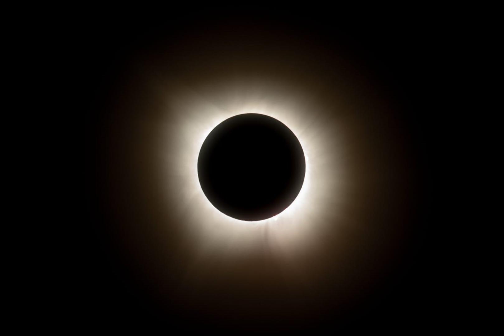 Fotografía tomada por parte de la NASA del eclipse solar del 6 de abril de este año, desde la nave de Orión.