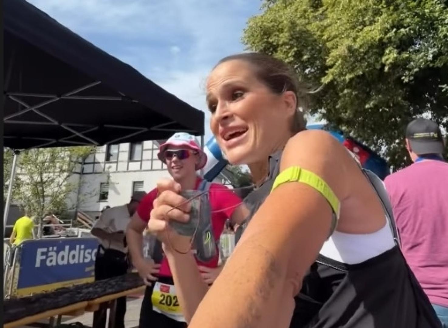 Verdeliss, la navarra Estefanía Unzu Ripoll, nada más cruzar la meta tras los 70 kilómetros de Monschau al recibir la medalla como finisher