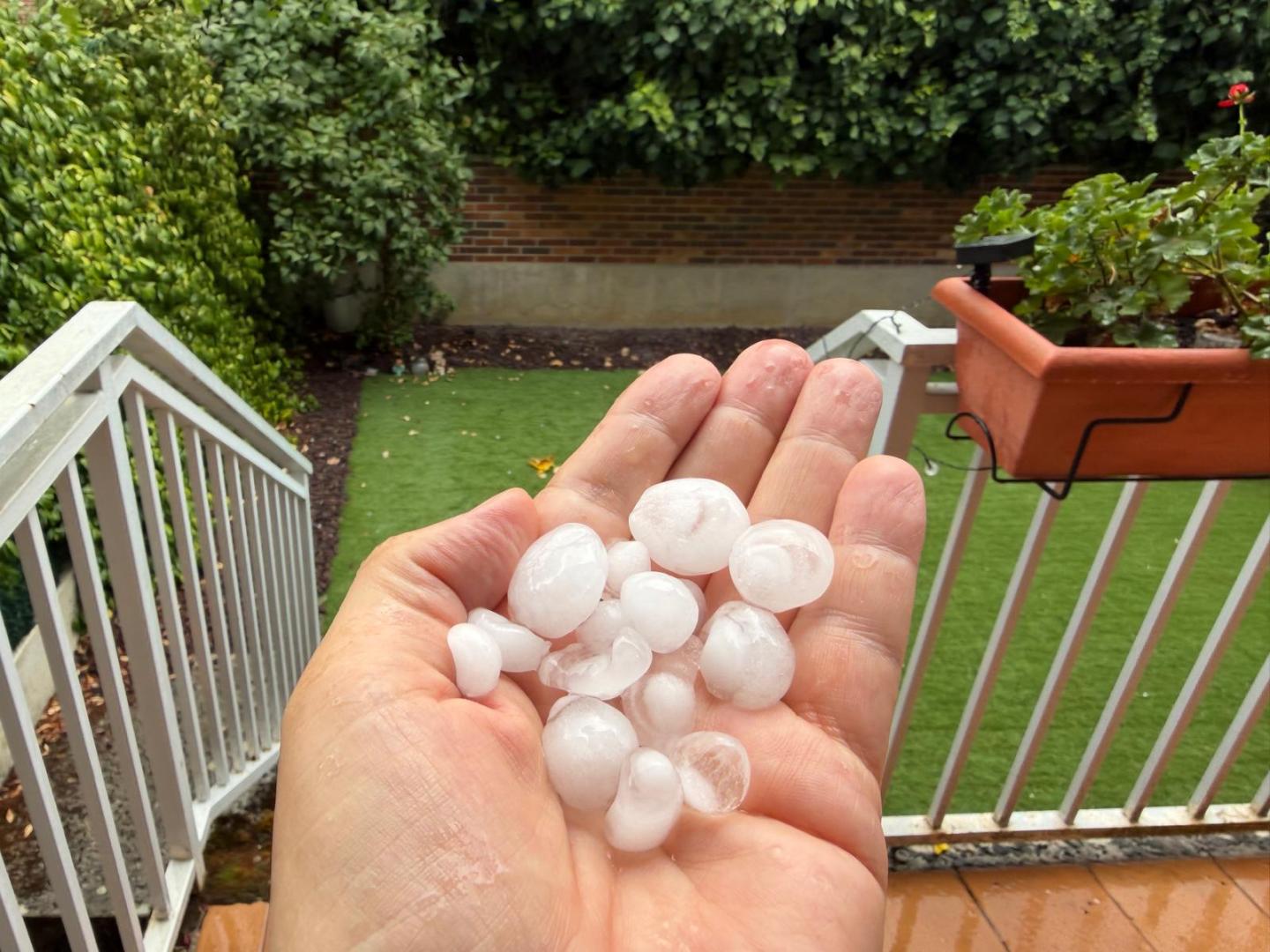 Bolas de granizo que han caído en Barañáin este domingo