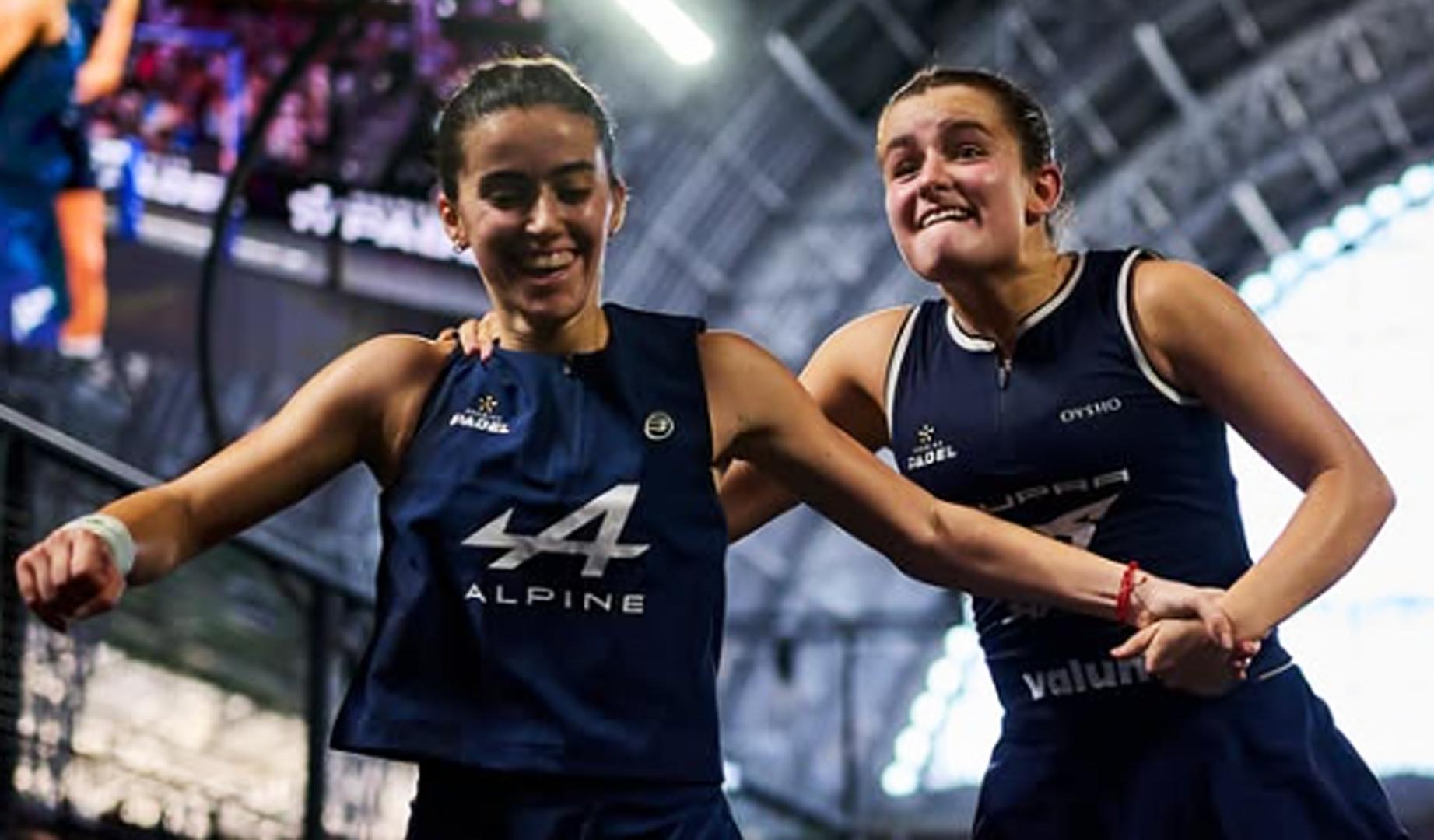 Claudia Fernández y Martina Calvo celebran el título en el London Premier Padel P1