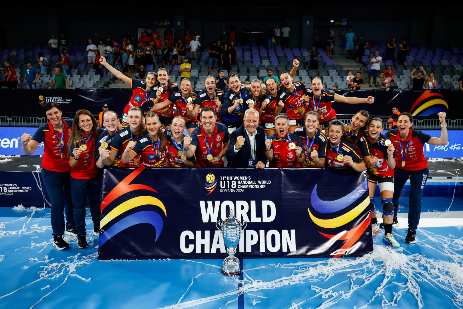 Las Guerreras juveniles, tras proclamarse campeonas del mundo en Rumanía al derrotar en la final a Montenegro