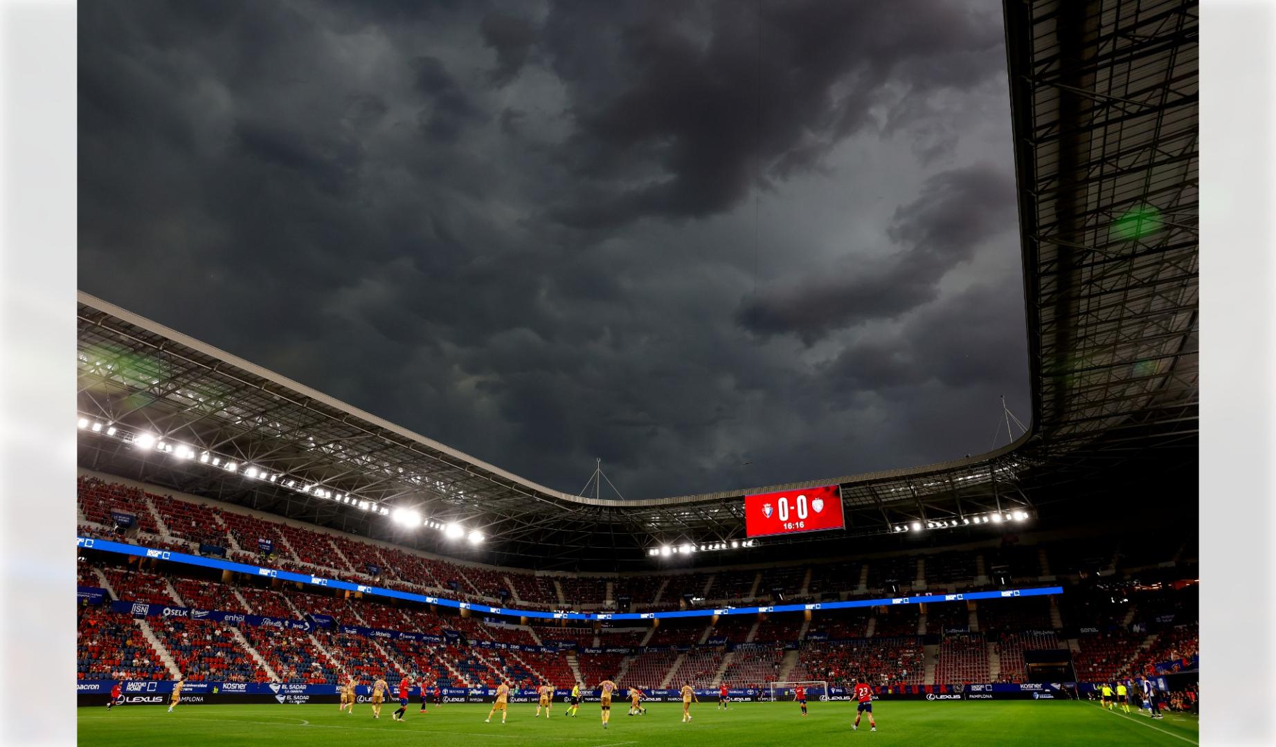 Un instante del amistoso del sábado en ElSadar contra el Al Ain de Emiratos Árabes, con un cielo oscuro en una tarde de tormentas