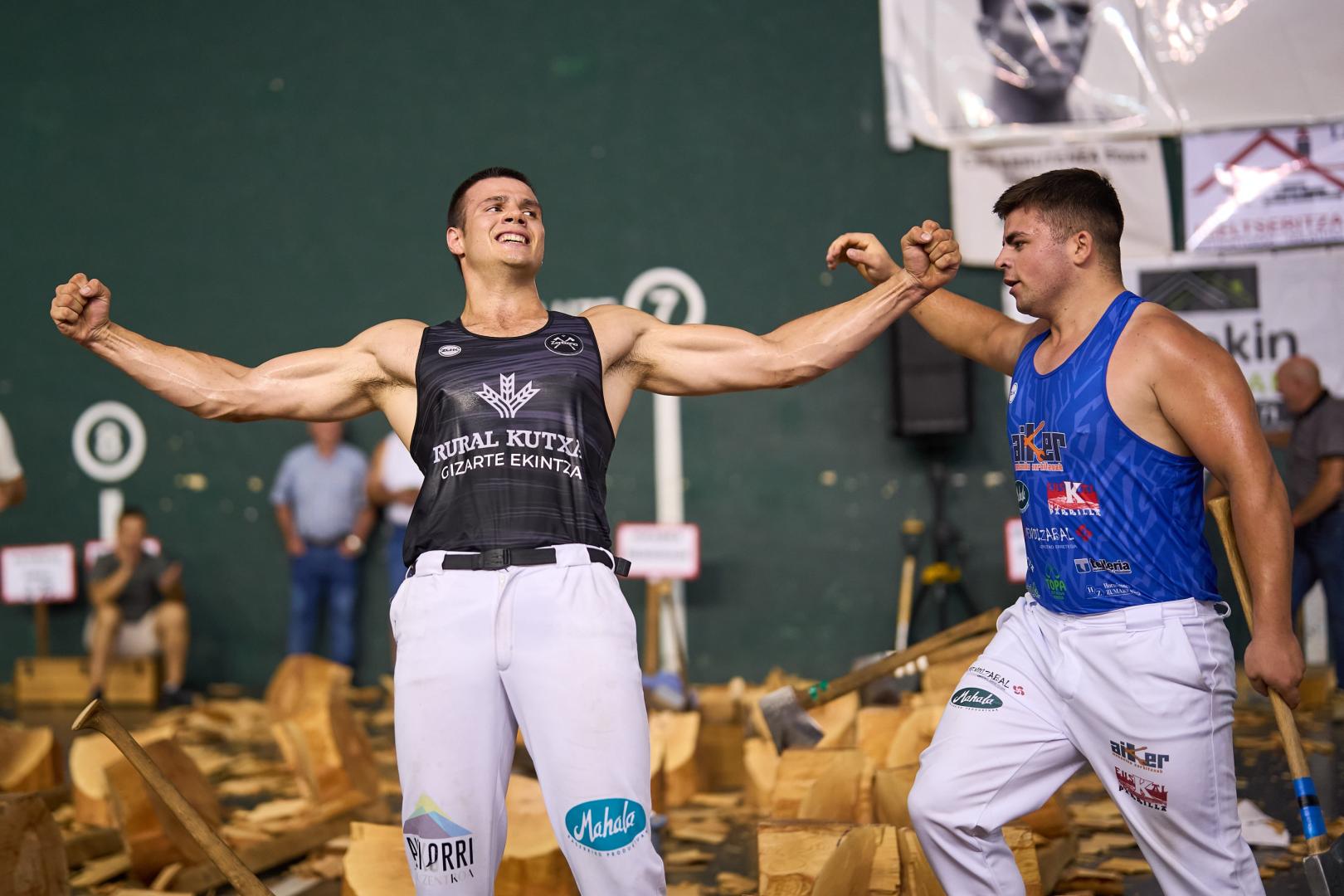 Los juveniles Mitxelena y Osinalde celebran la victoria.