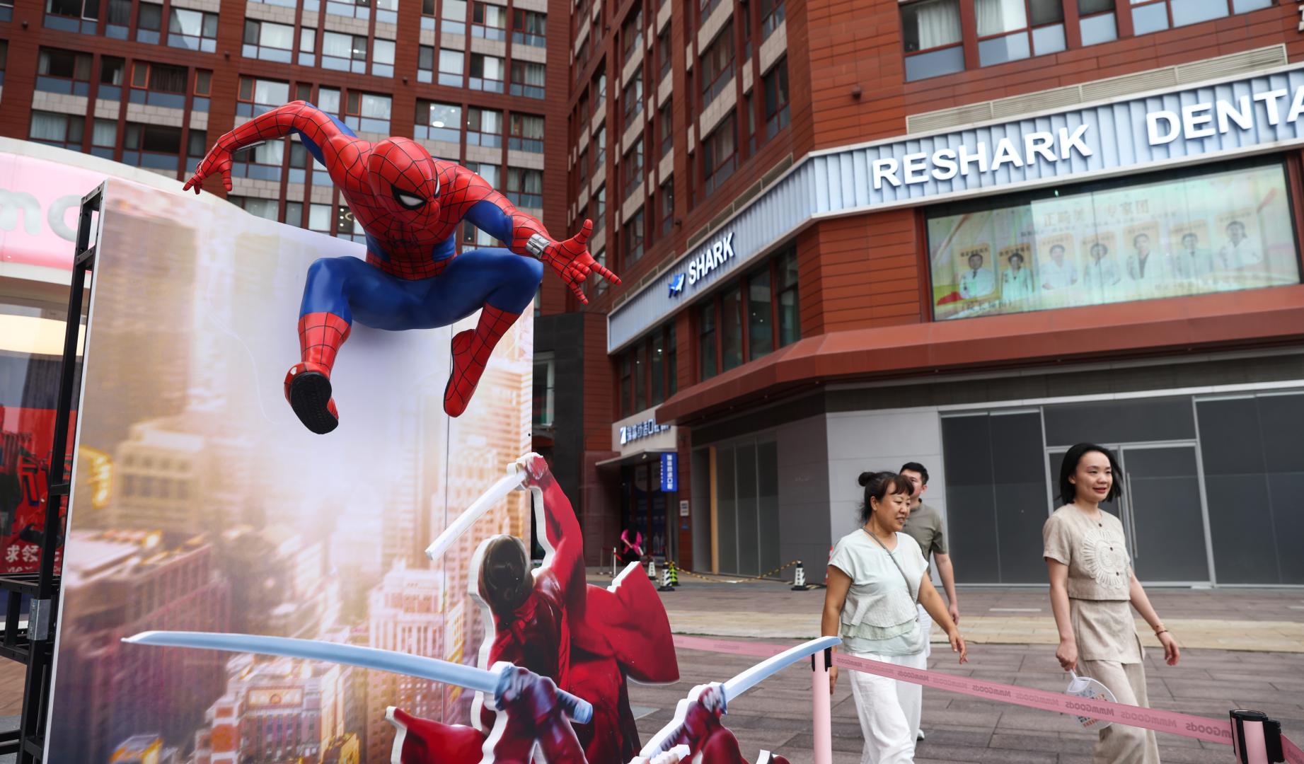 Anuncio de 'Spider-Man: Brand New Day' en una calle de Beijing