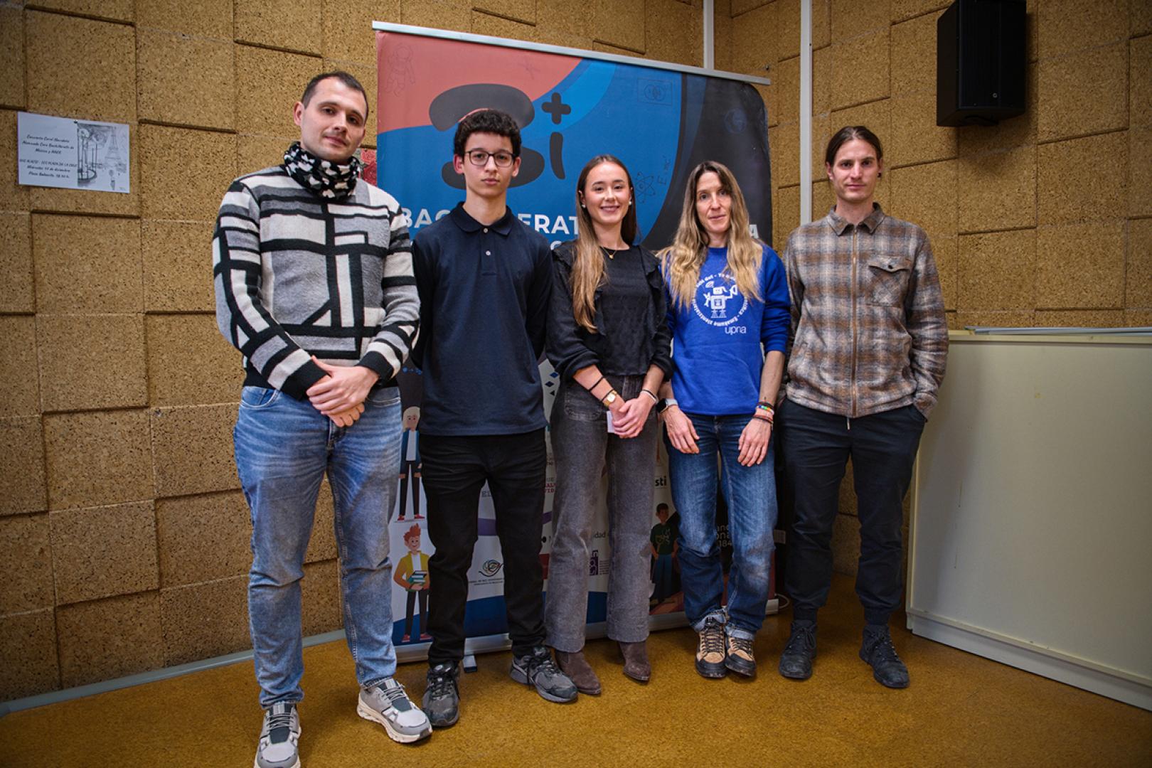 De izq. a dcha.: Aimar Yeregui, Omar Jeddi, Miren Luna, Nora Millor e Iñigo García Azpíroz, en una fotografía tomada en el IES Plaza de la Cruz