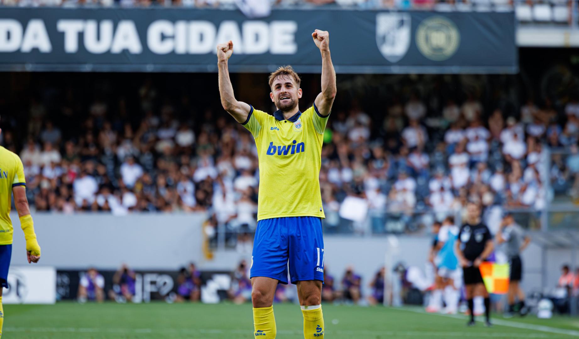 Iván Barbero celebra su tanto contra Vitória Guimaraes