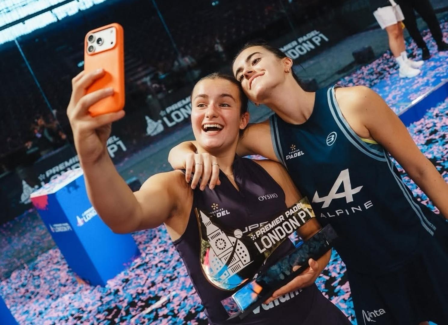 Martina Calvo y Claudia Fernández, inmortalizando su primer título en el Premier Padel de Londres como compañeras