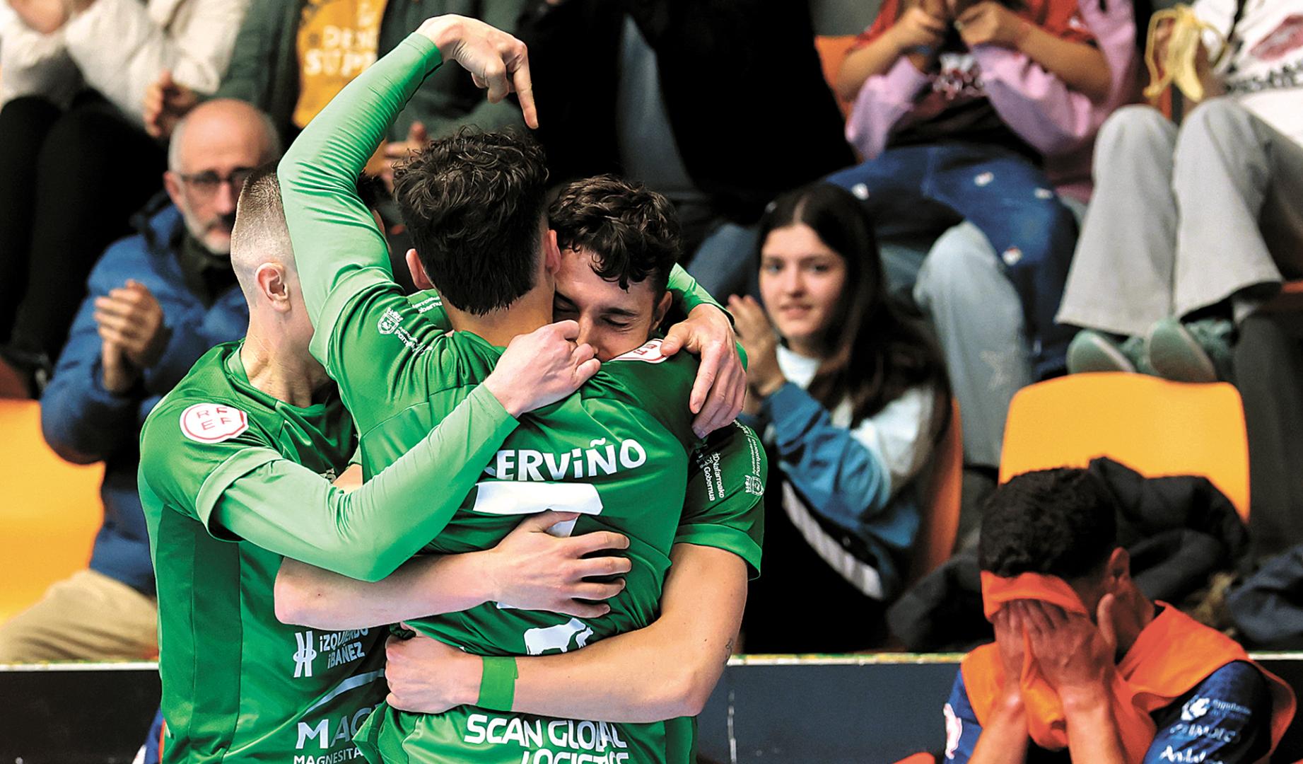 Jugadores de Osasuna Magna se abrazan para celebrar un gol