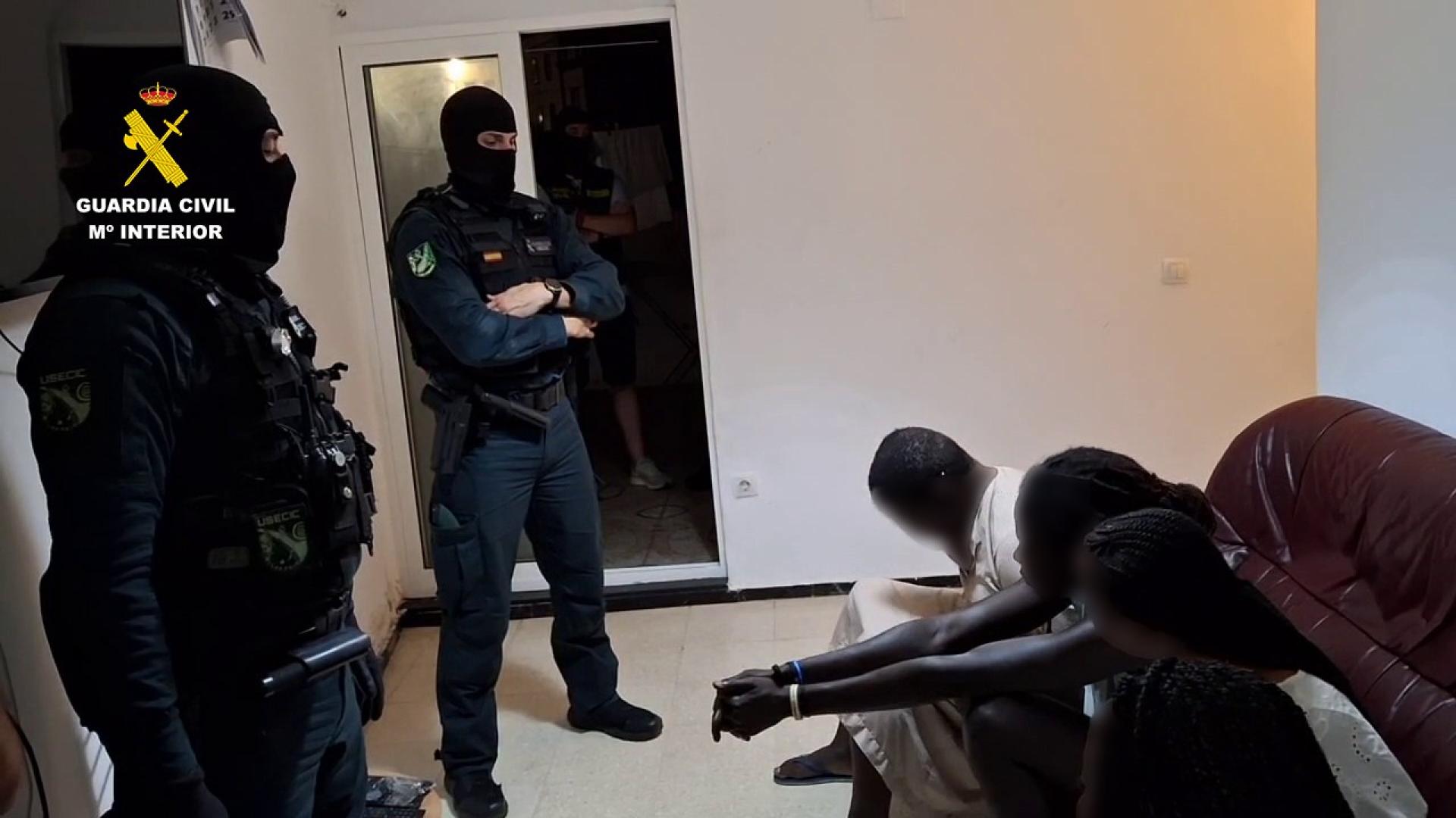 Agentes de la Guardia Civil, con detenidos