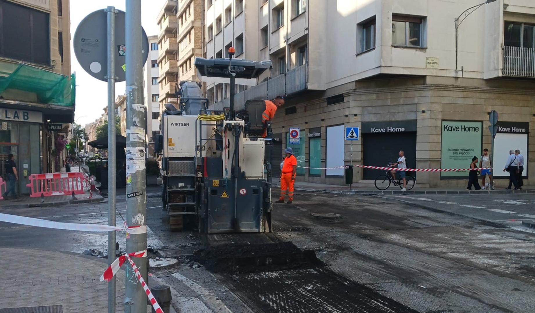 Trabajos de asfaltado en la calle Amaya