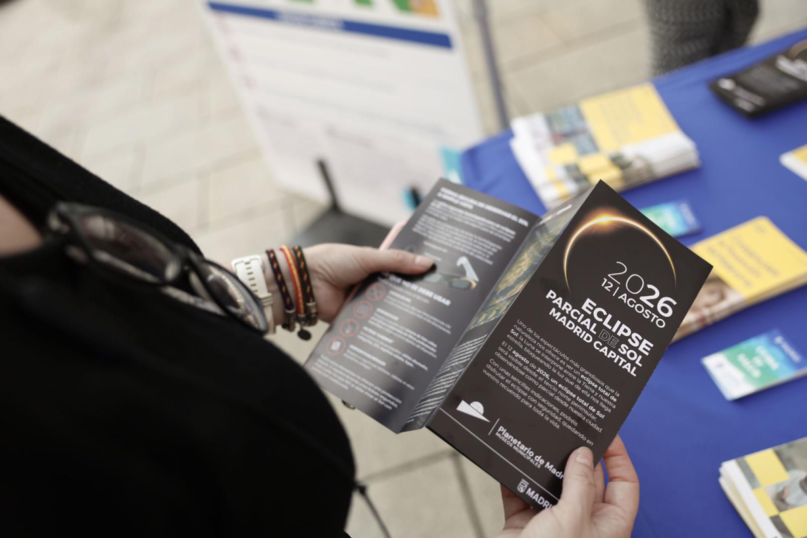 Folletos de la campaña informativa municipal para que los madrileños puedan observar con seguridad el eclipse de este miércoles