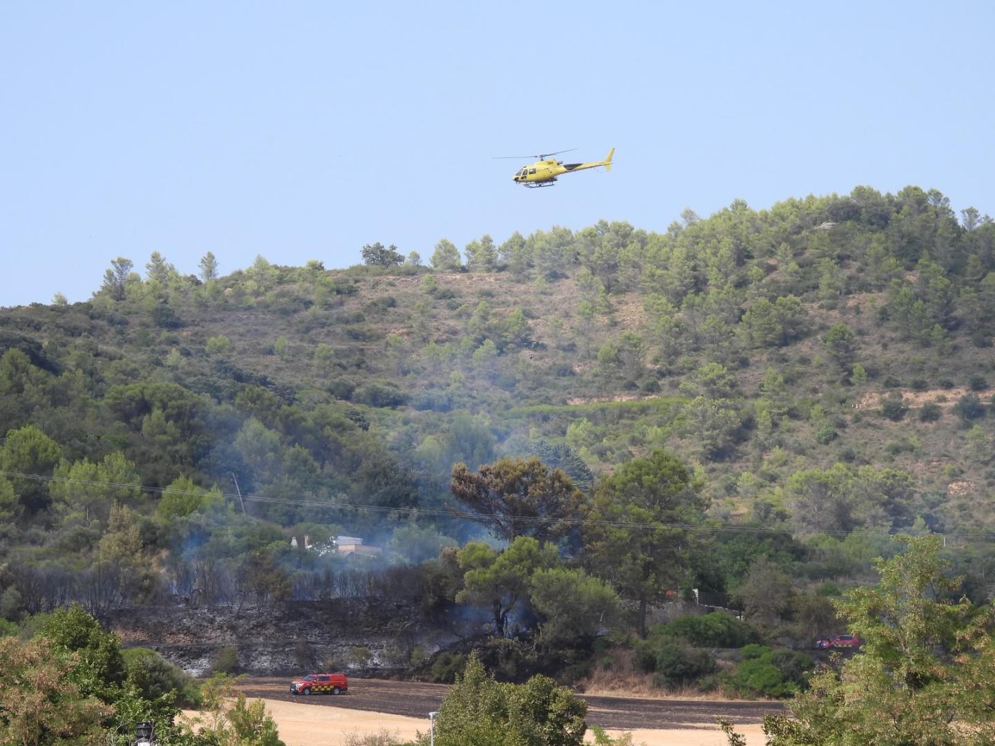 Uno de los helicópteros interviniendo en el fuego iniciado junto al cementerio