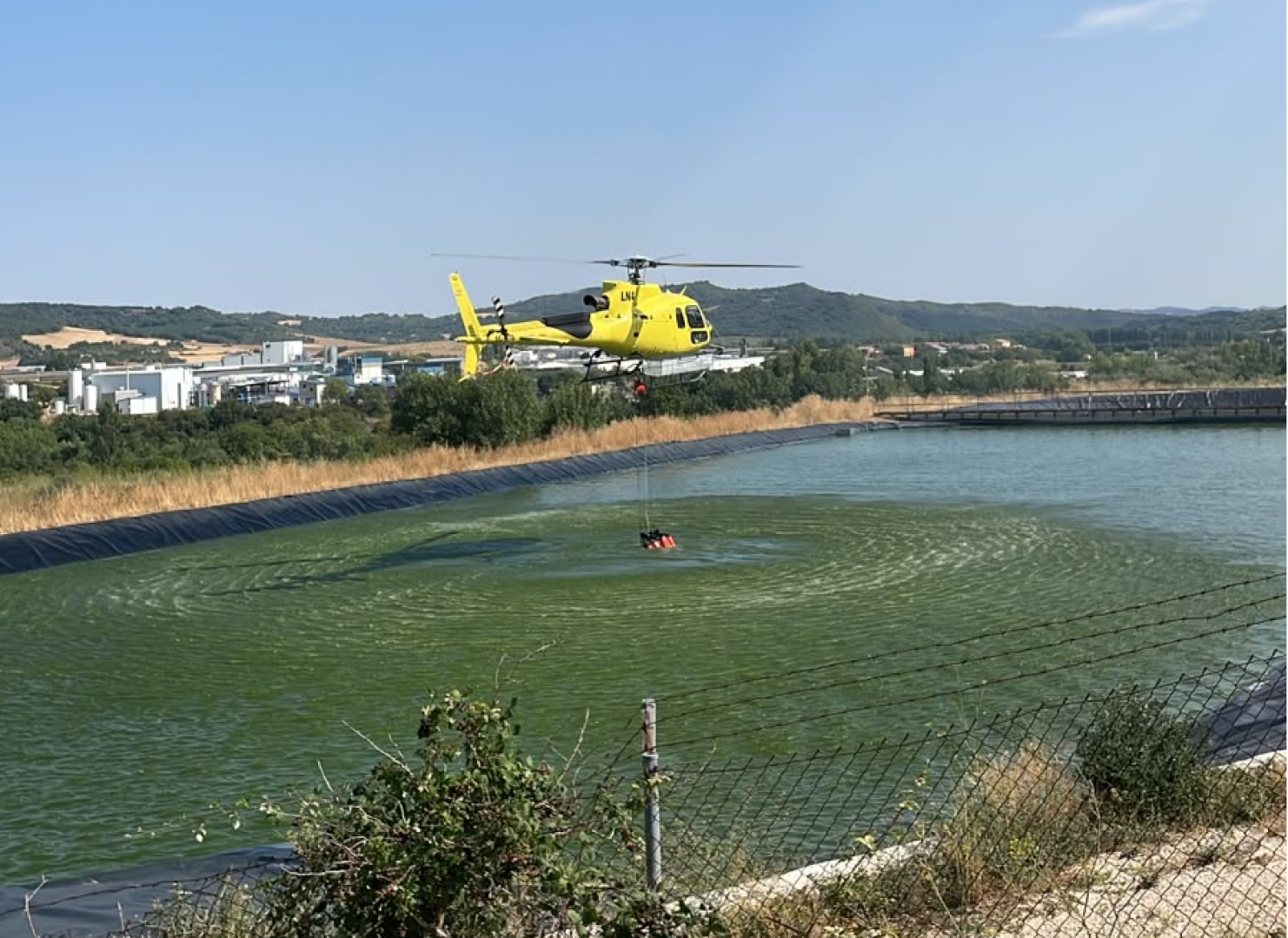 Imagen de uno de los helicópteros llenando el saco de agua