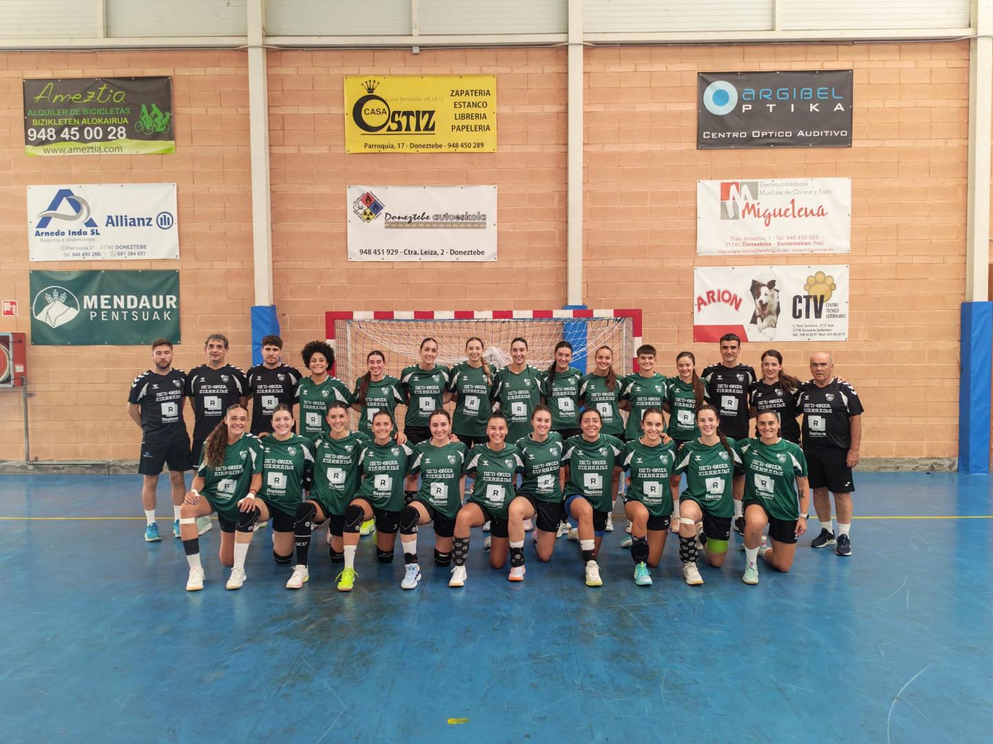 Integrantes del Replasa Beti Onak en su primera sesión de entrenamiento en el polideportivo de Santesteban este martes 11 de agosto por la tarde