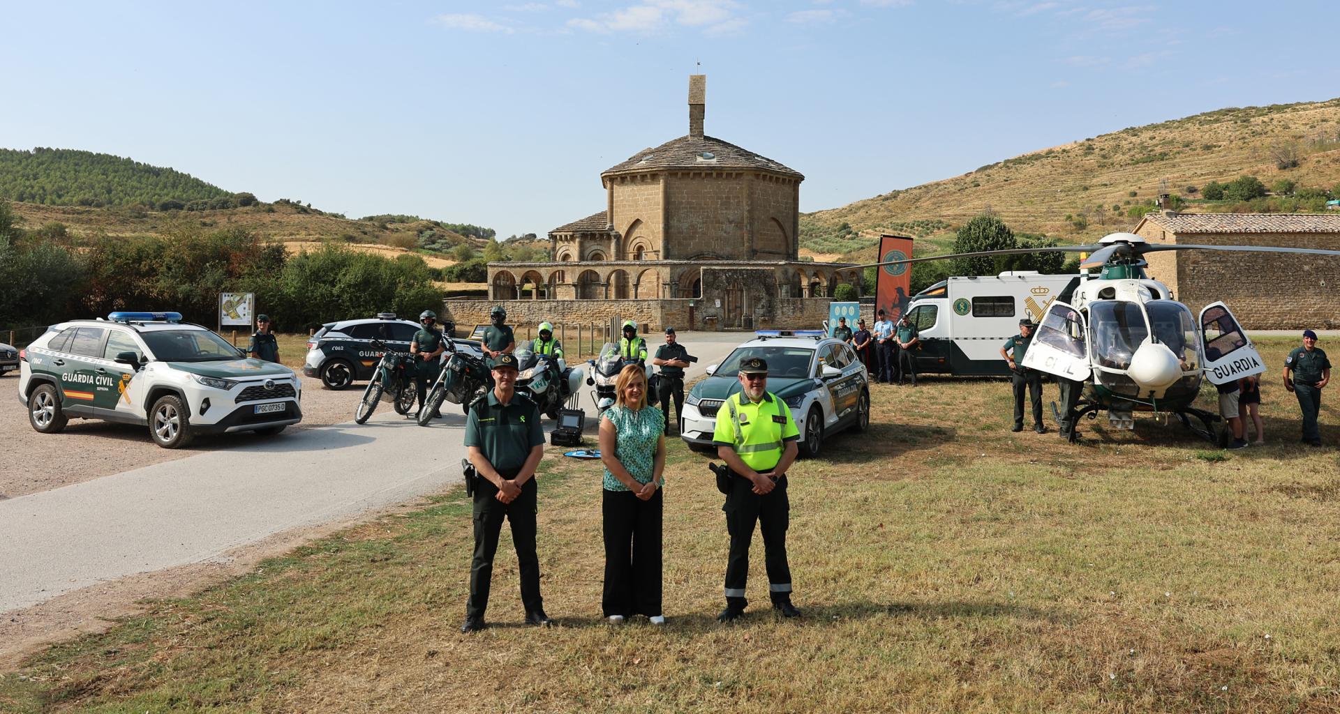 Presentación del dispositivo  especial de la Guardia Civil para el eclipse, ayer, en la Iglesia de Santa María de Eunate de Muruzábal, con presencia de la delegada del Gobierno en Navarra, Alicia Echeverría.