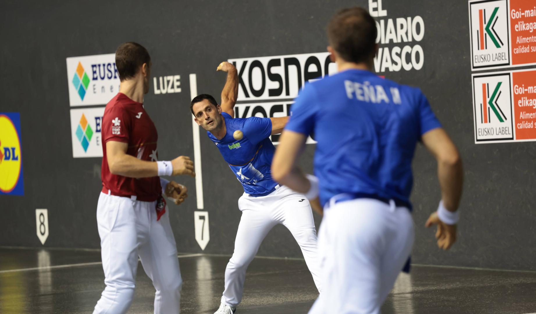 Albisu se dispone a golpear la pelota con su derecha ante la mirada de Laso y Peña II