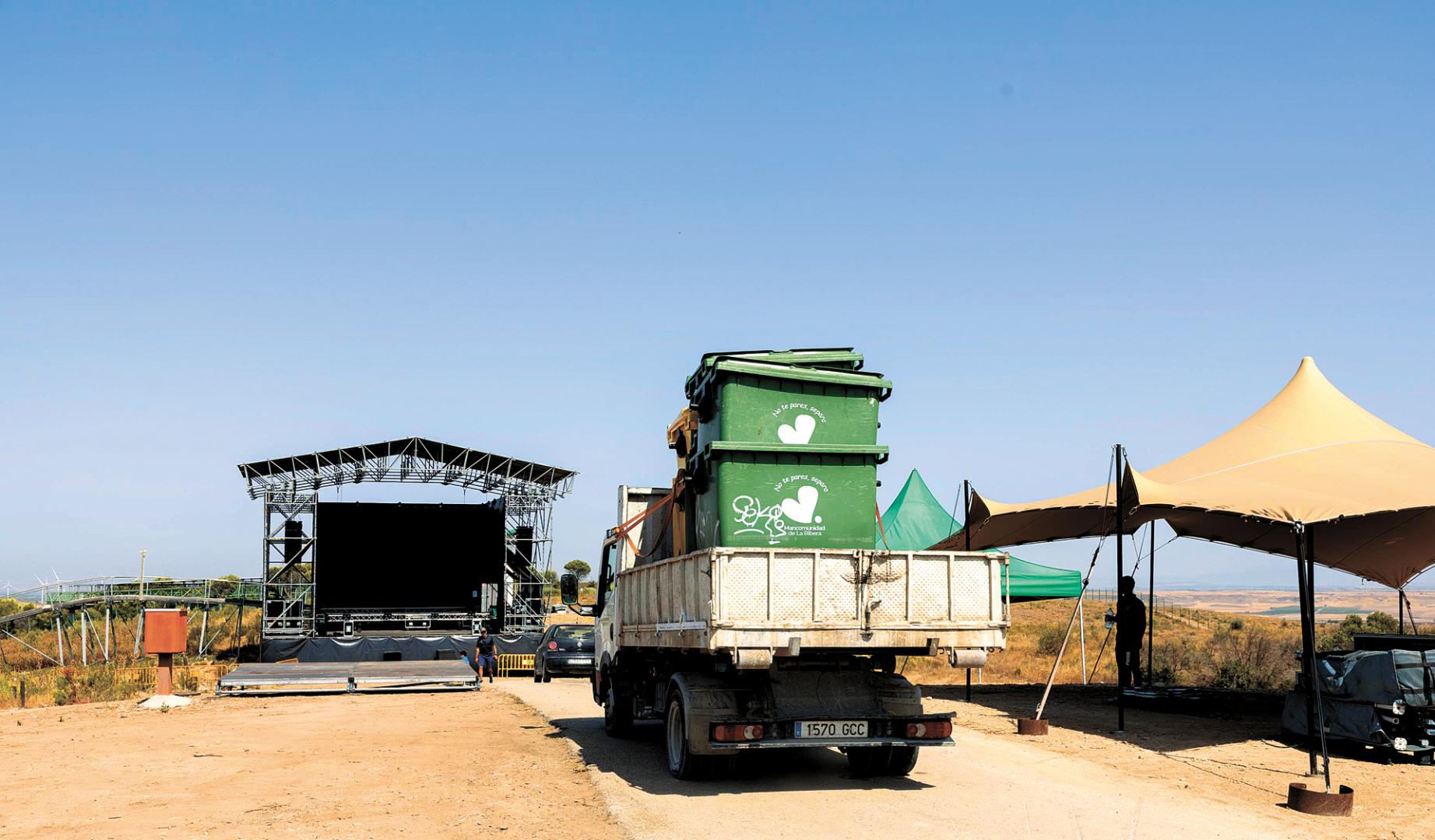 Preparativos ayer por la mañana en Sendaviva para habilitar los espacios para que 6.000 personas sigan hoy desde allí el eclipse
