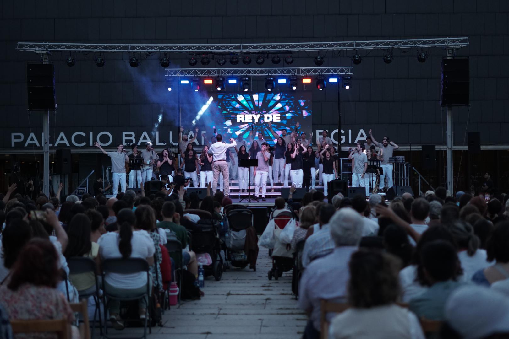 En sus conciertos existe gran interacción entre escenario y público